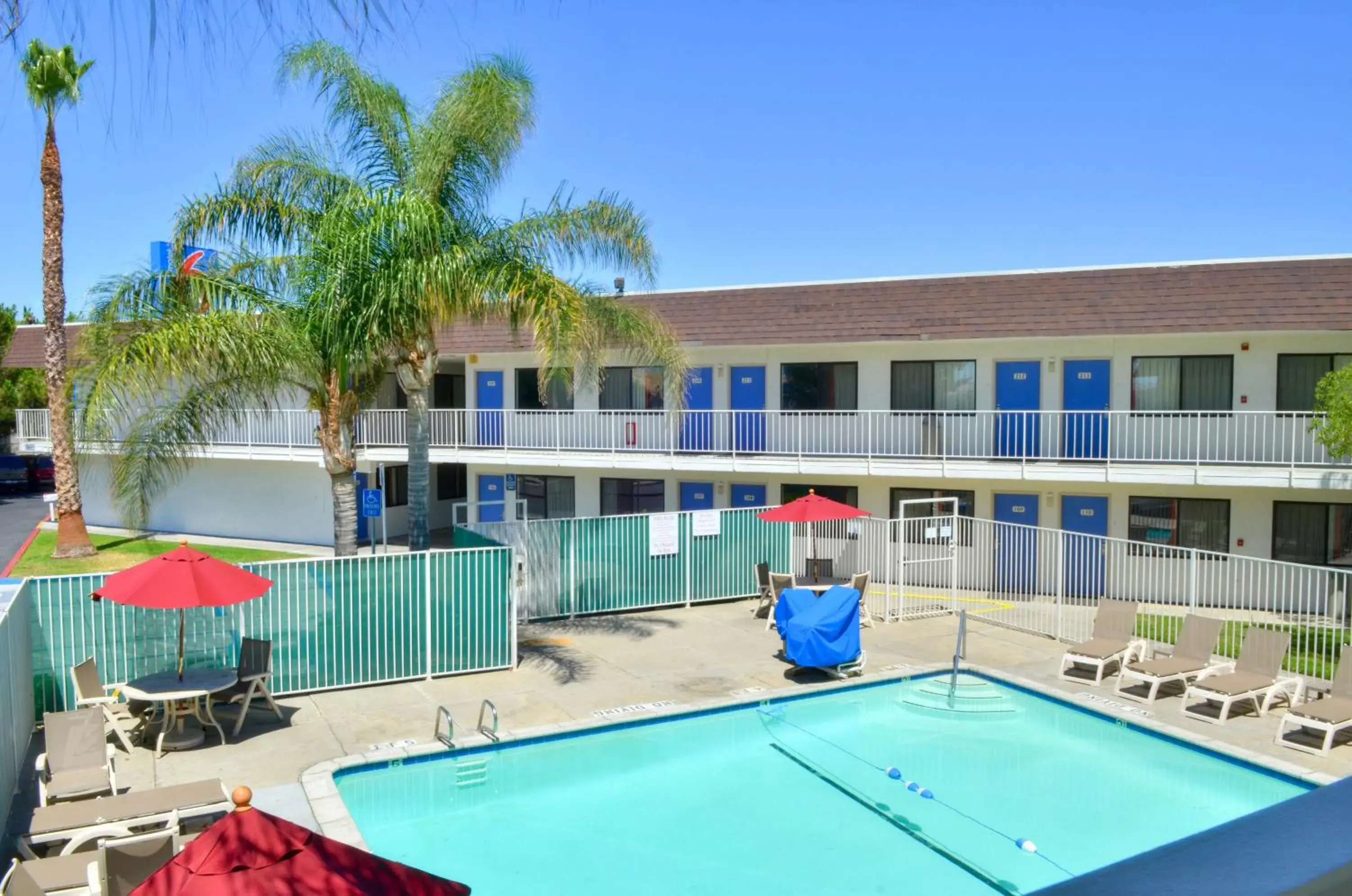 Swimming pool, Pool View in Motel 6 Santa Nella, CA - Los Banos - Interstate 5