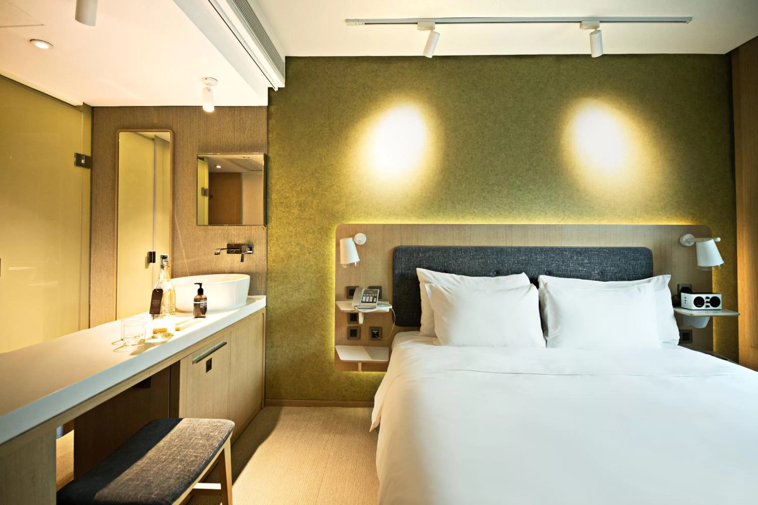 Bedroom, Bed in Eaton HK