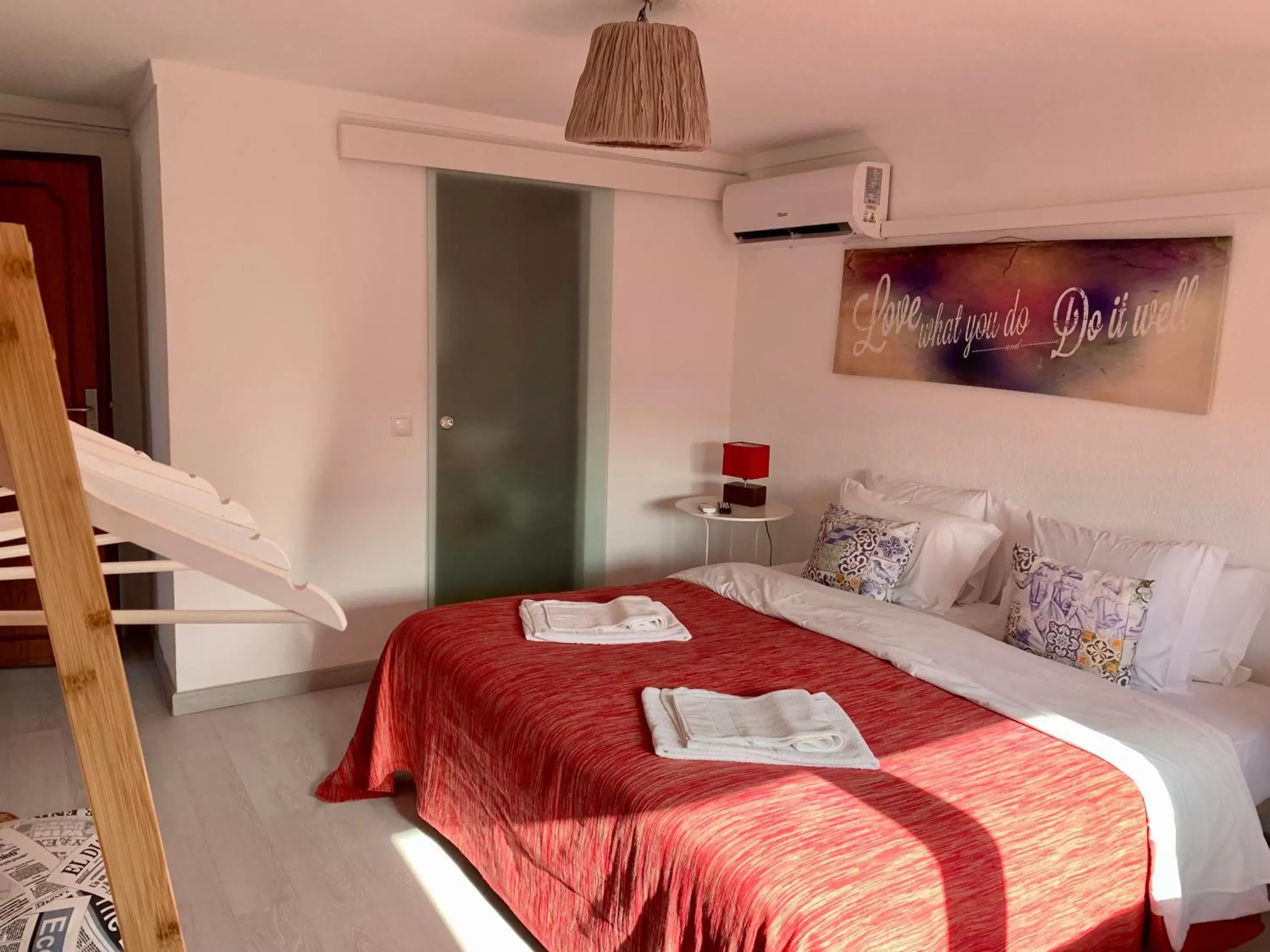 Quadruple Room with Private Bathroom in Manelisa Cascais