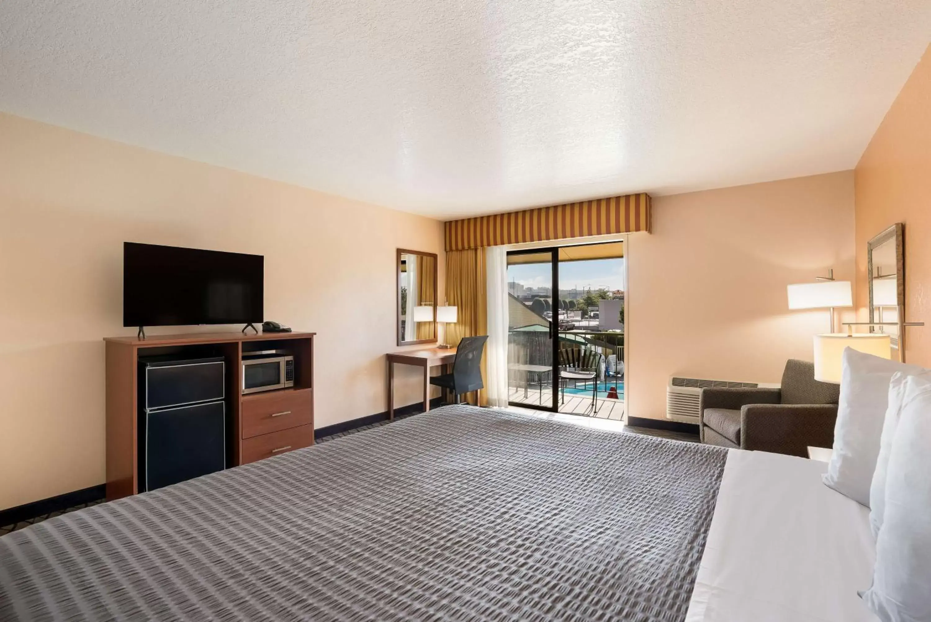 Pool view, Bed in SureStay Hotel by Best Western Wenatchee