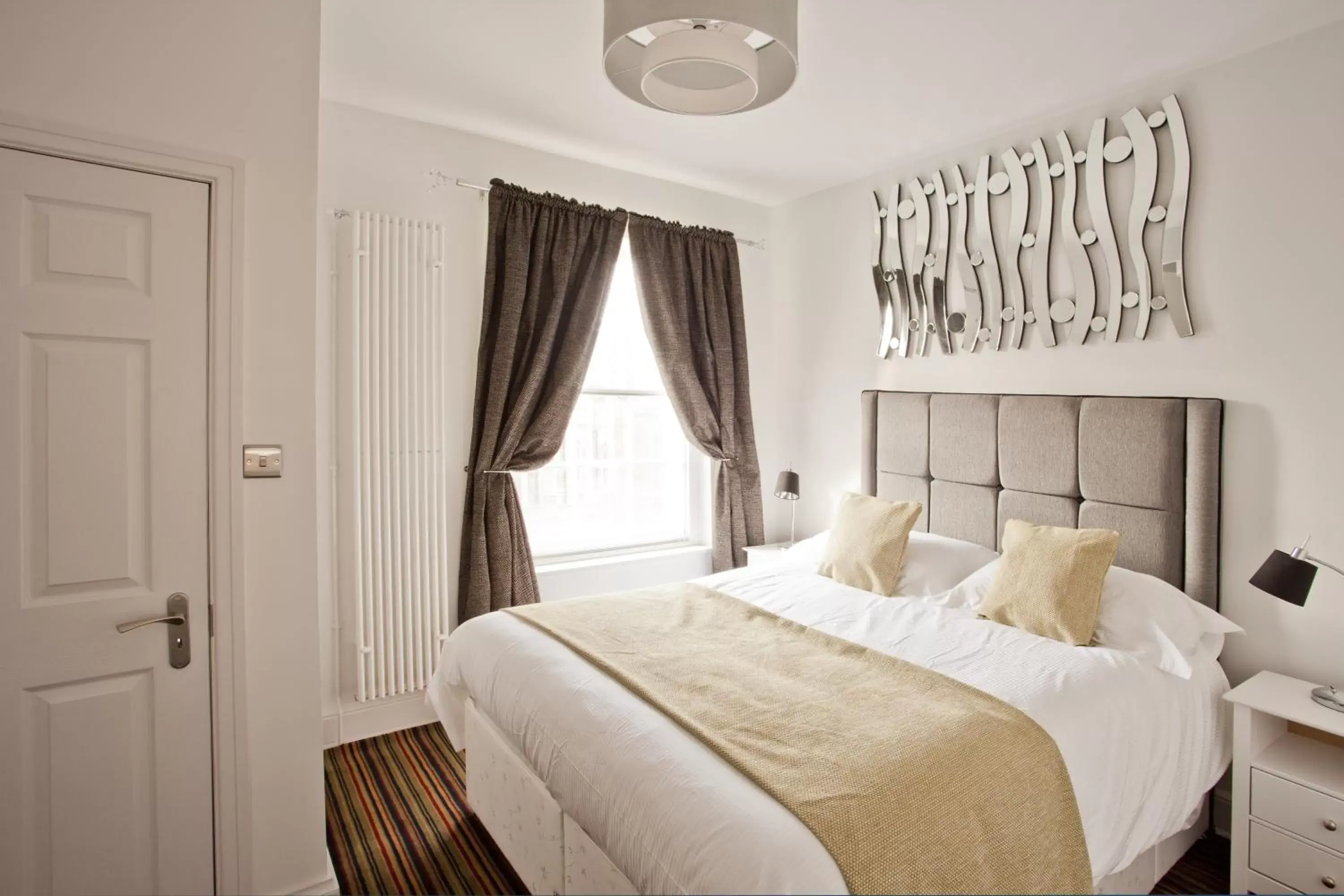 Bedroom, Bed in Burton Stone Inn - Free Parking on site