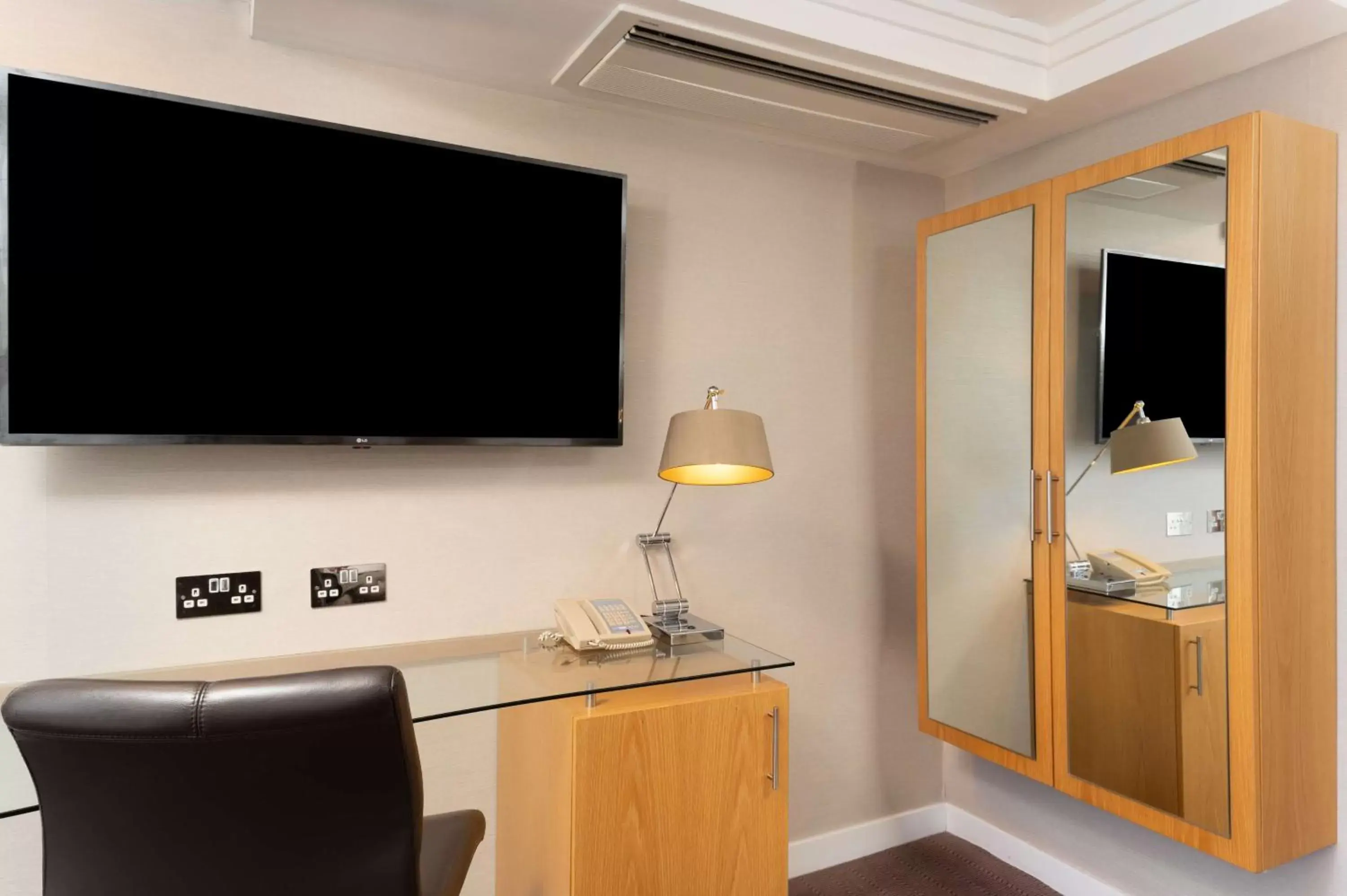 Bedroom, TV/Entertainment Center in Hilton Birmingham Metropole Hotel