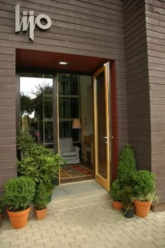 Facade/entrance in Lijo