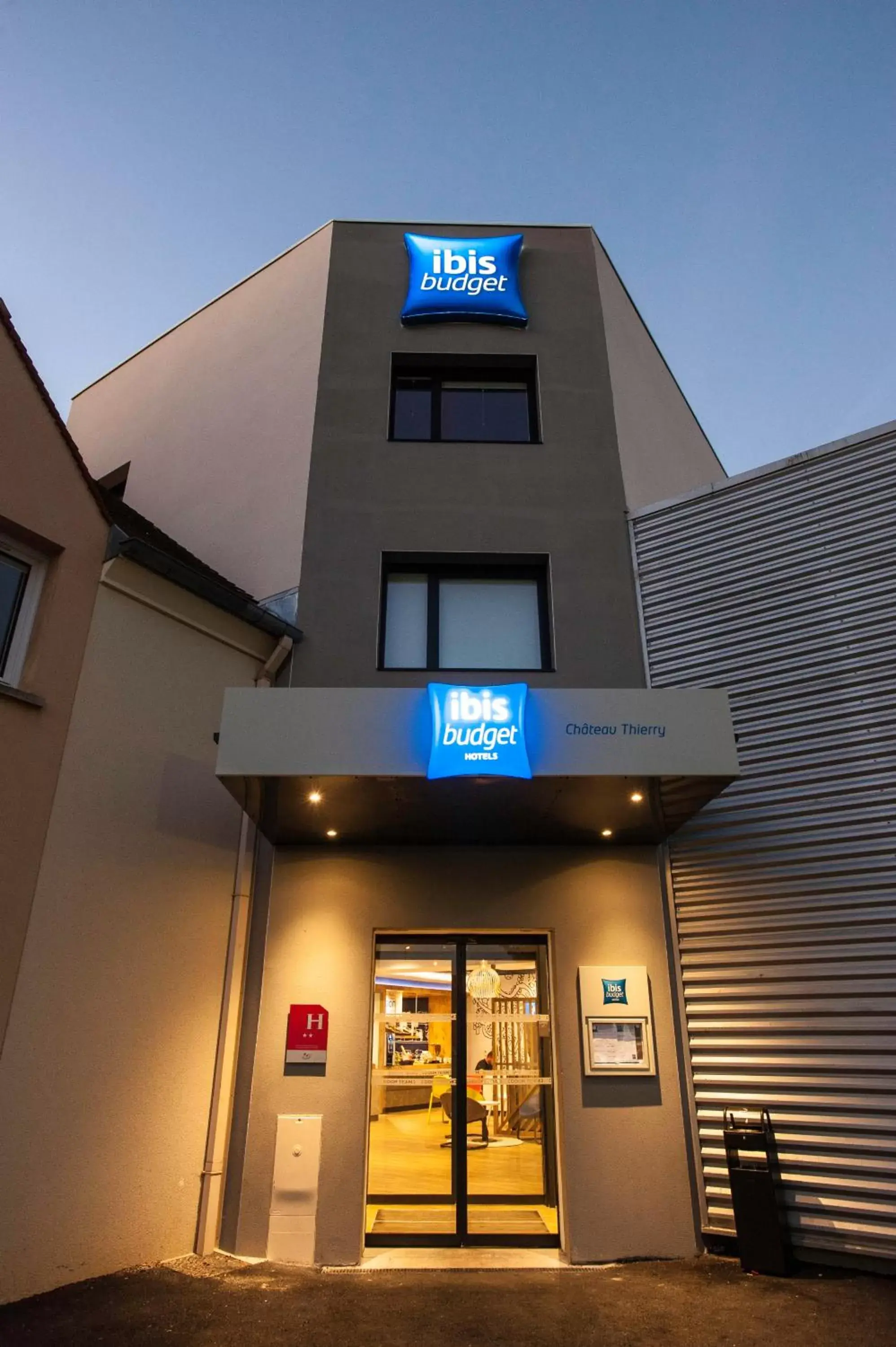 Facade/entrance, Property Building in ibis budget Château-Thierry