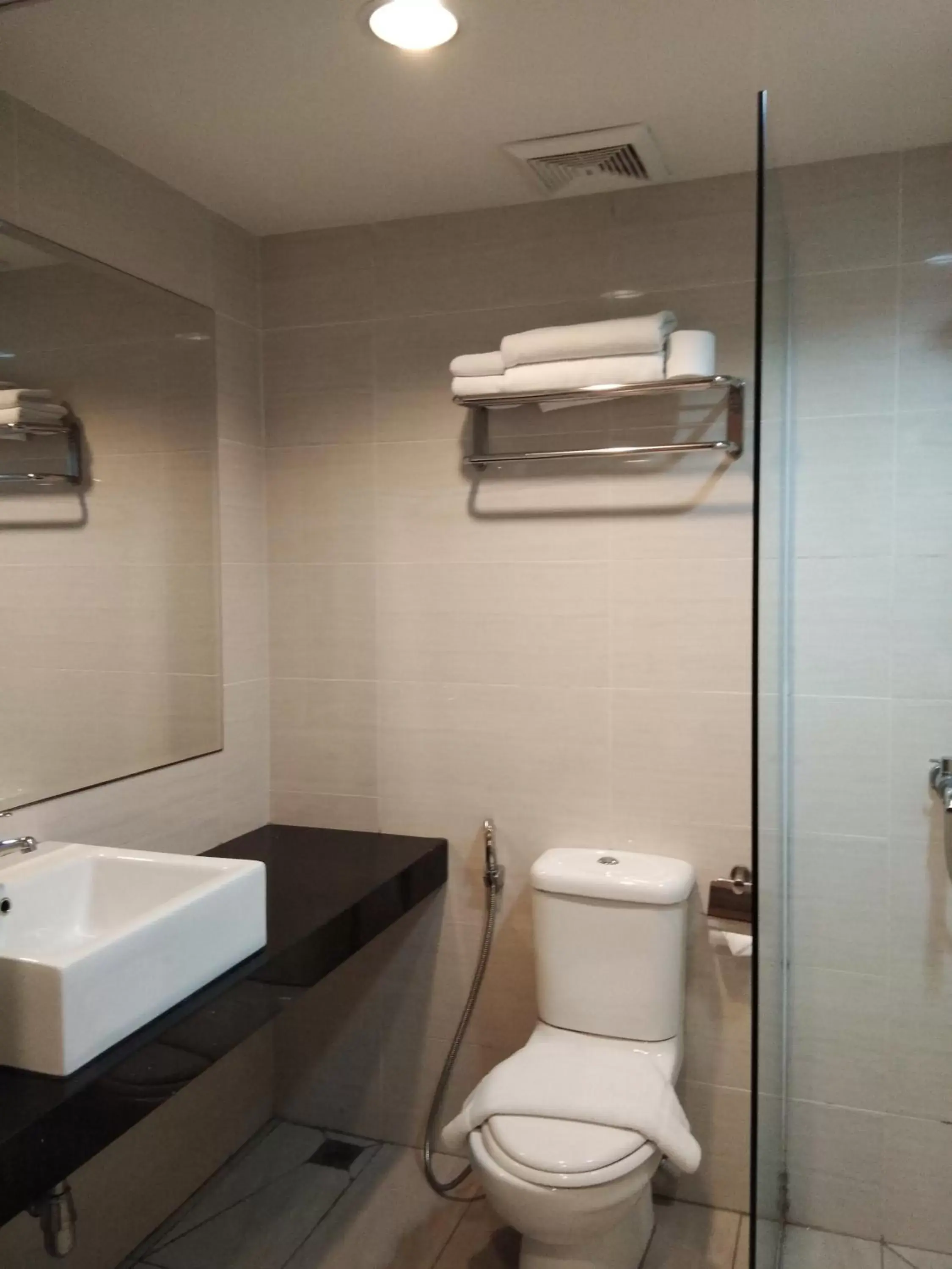 Toilet, Bathroom in Kinabalu Daya Hotel