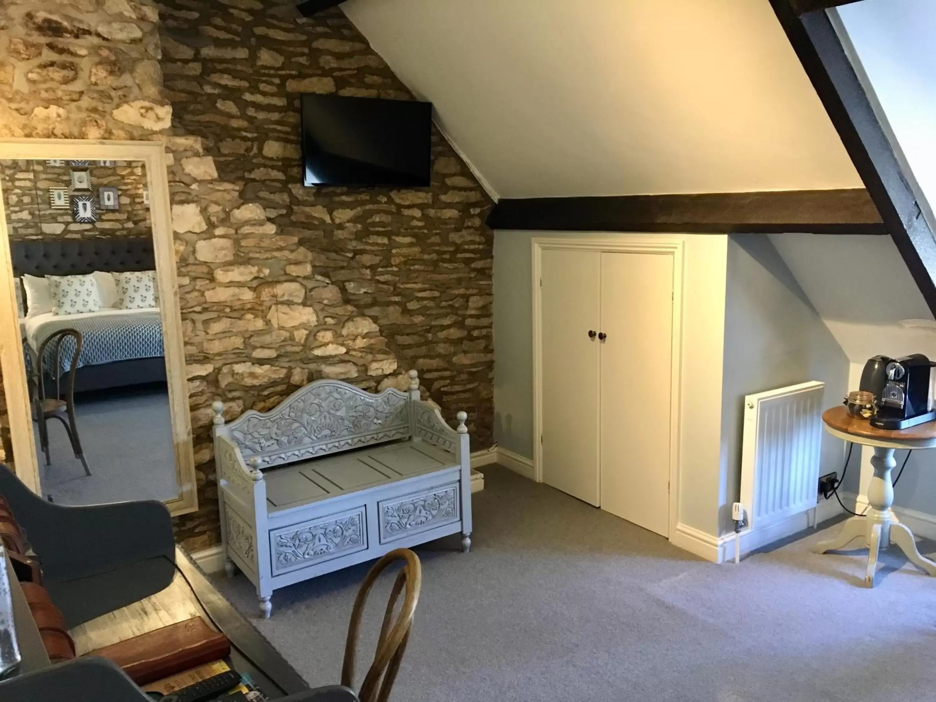 Bedroom, TV/Entertainment Center in The Sheep on Sheep Street Hotel