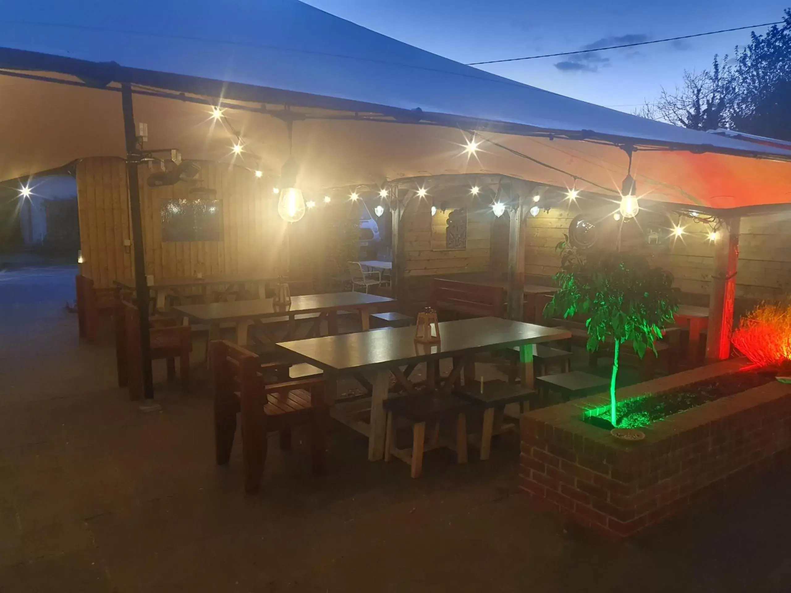 Patio, Restaurant/Places to Eat in The Carpenters Arms