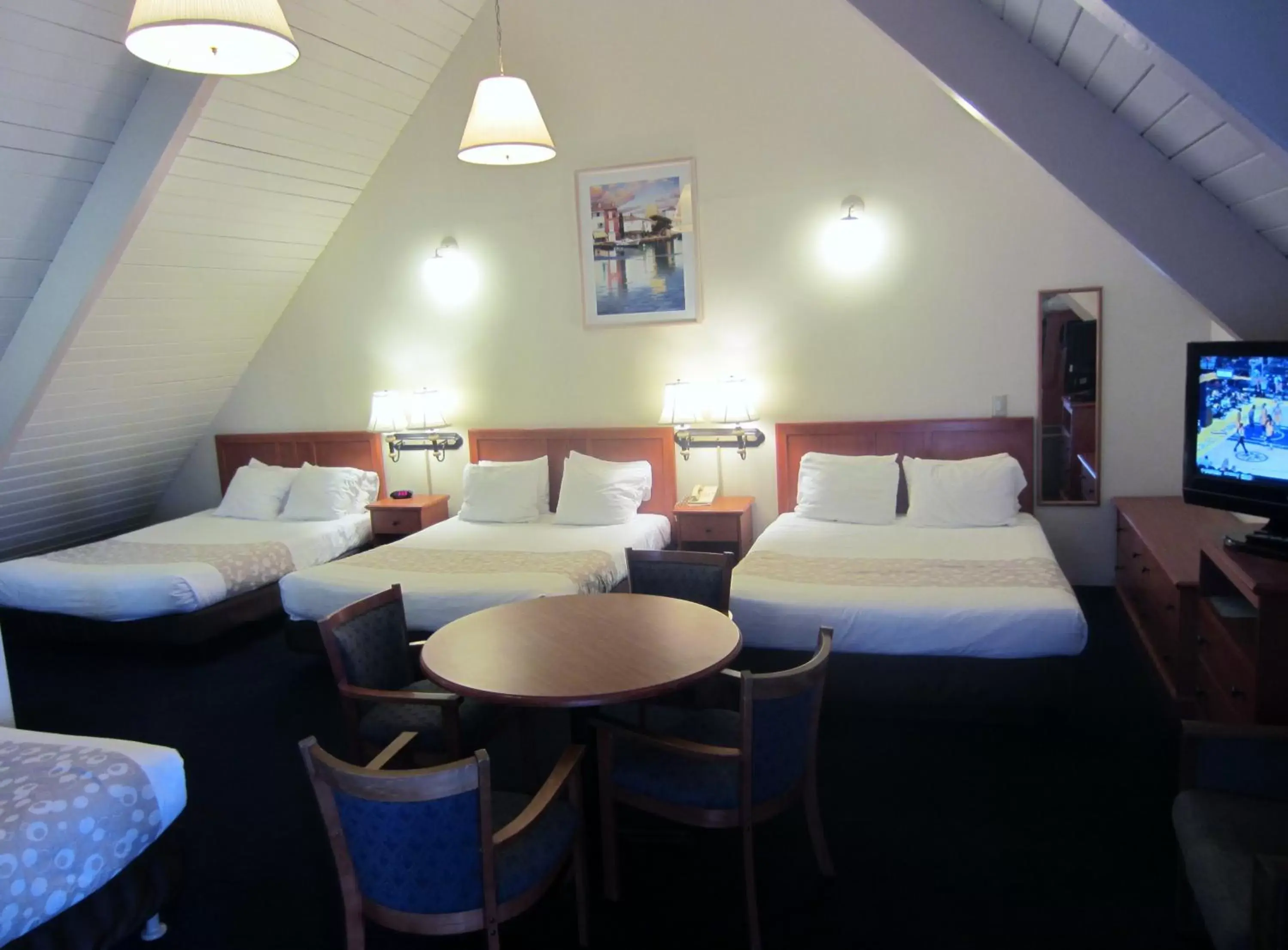Bed in Newport Channel Inn