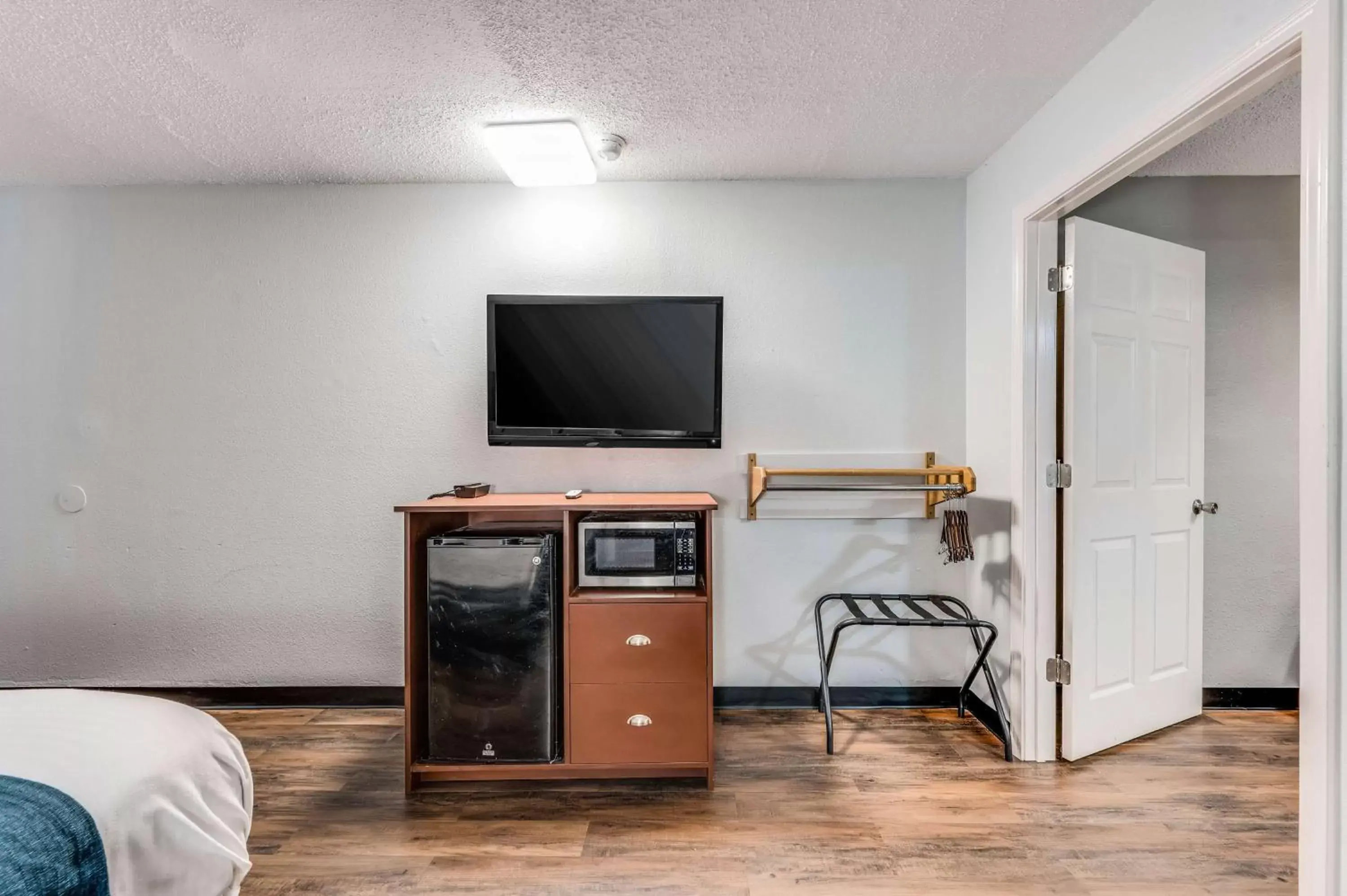 Photo of the whole room, TV/Entertainment Center in Motel 6-Tupelo, MS - Downtown