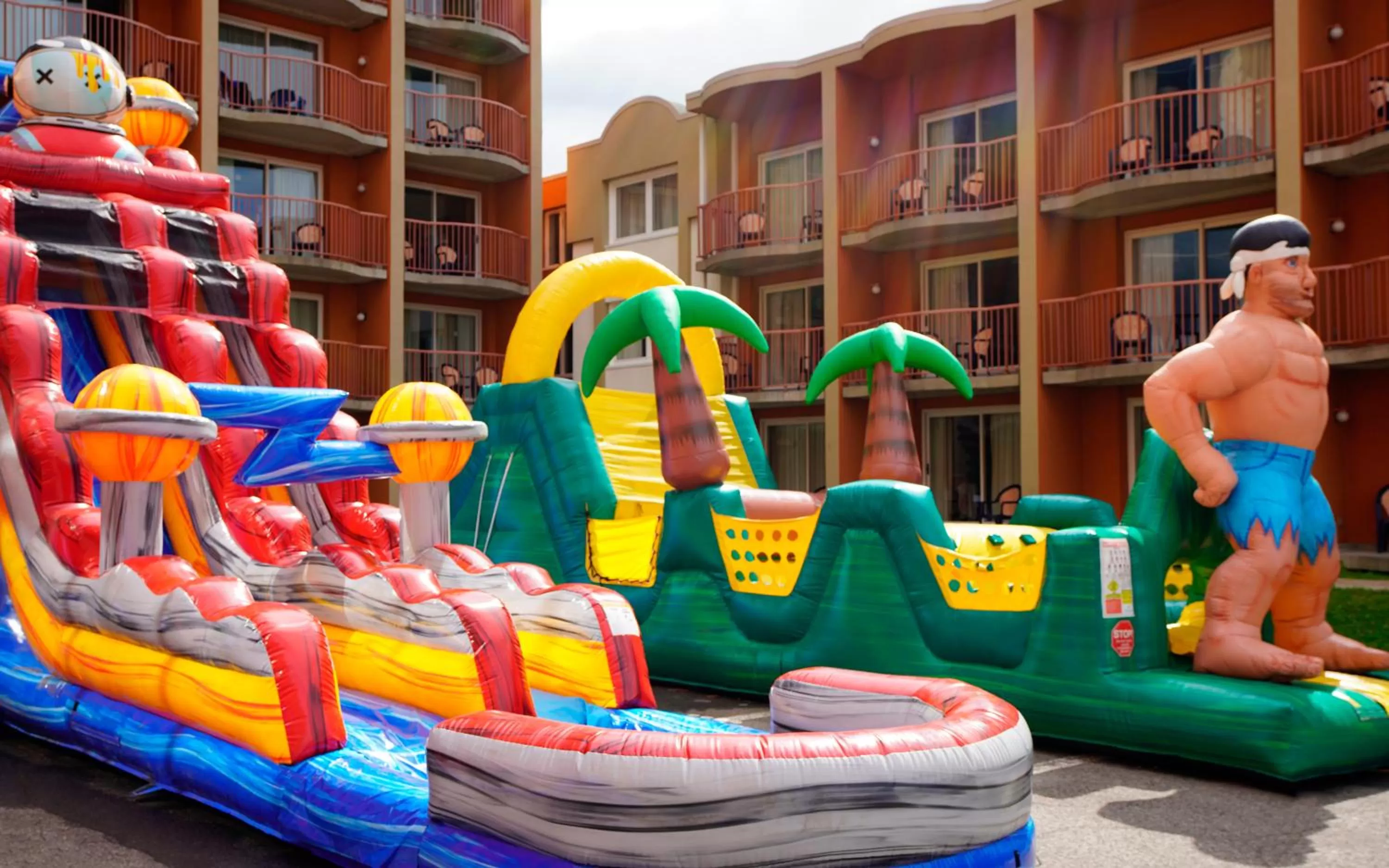 Children play ground in L'Hôtel Québec par JARO