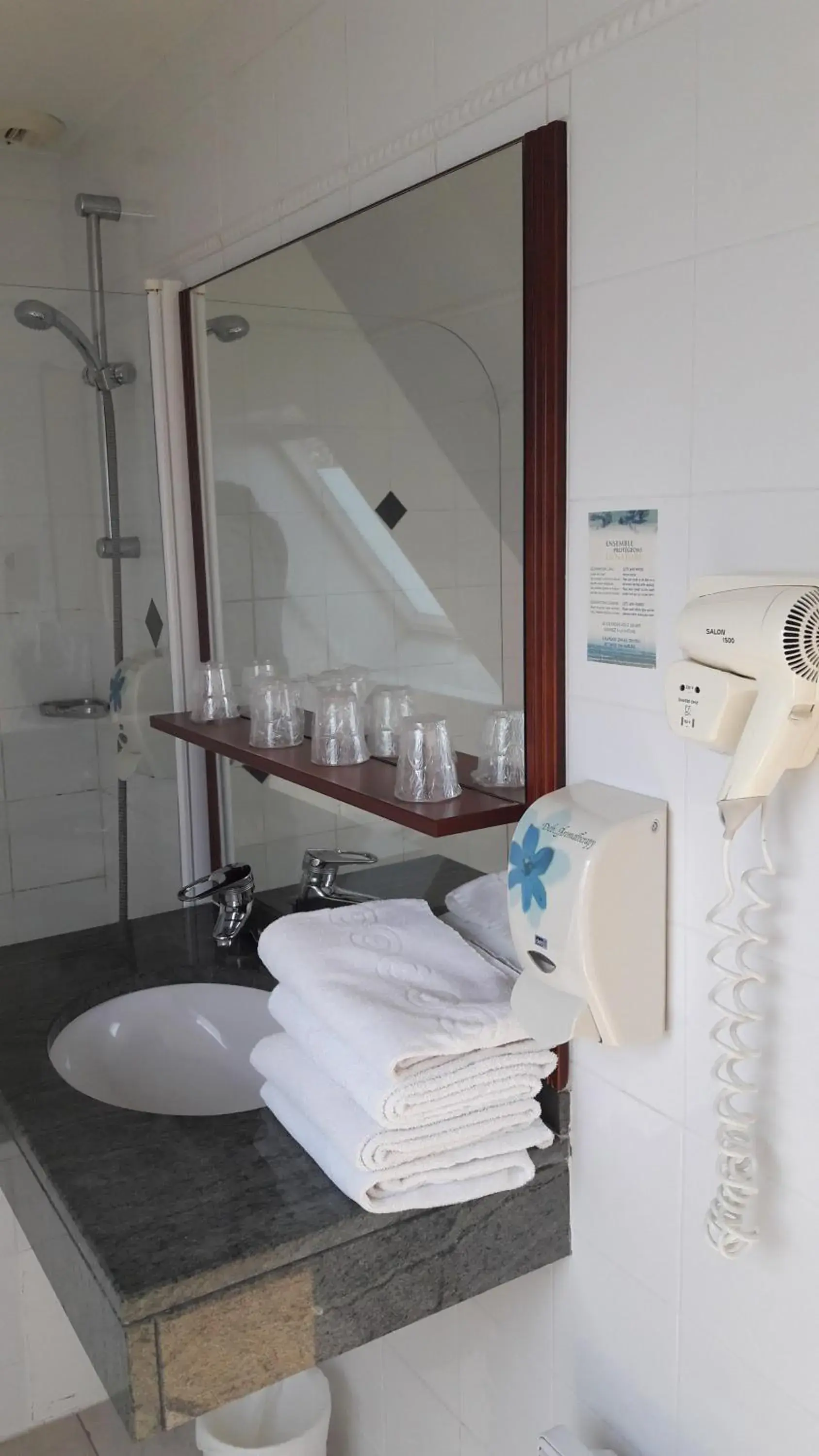 Bathroom in Hôtel Crocus Caen Mémorial