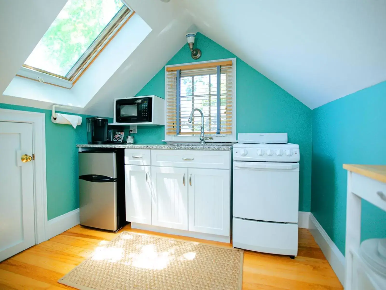 Coffee/tea facilities, Kitchen/Kitchenette in The Provincetown Hotel at Gabriel's