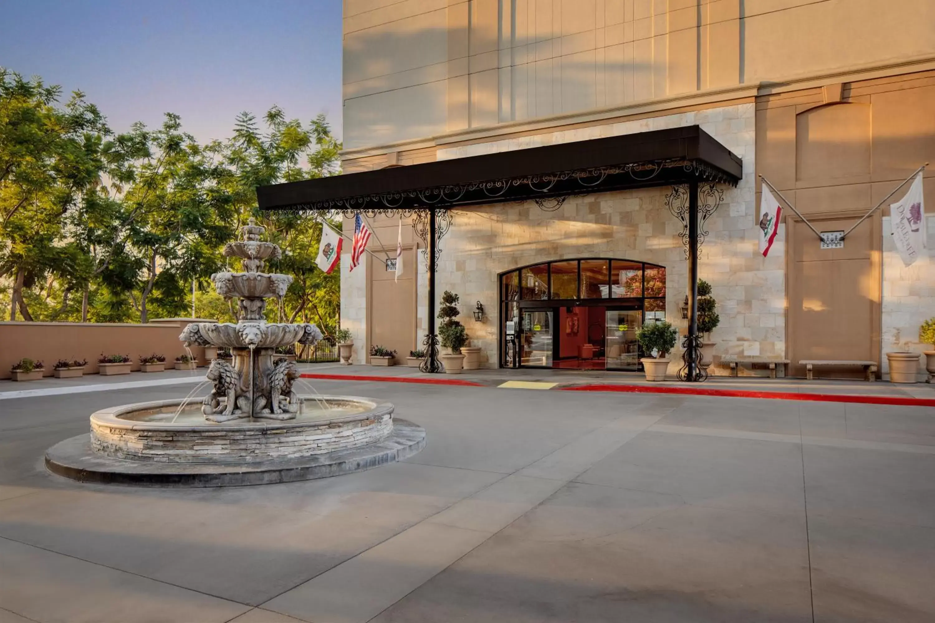 Facade/entrance in DoubleTree by Hilton Santa Ana - Orange County Airport