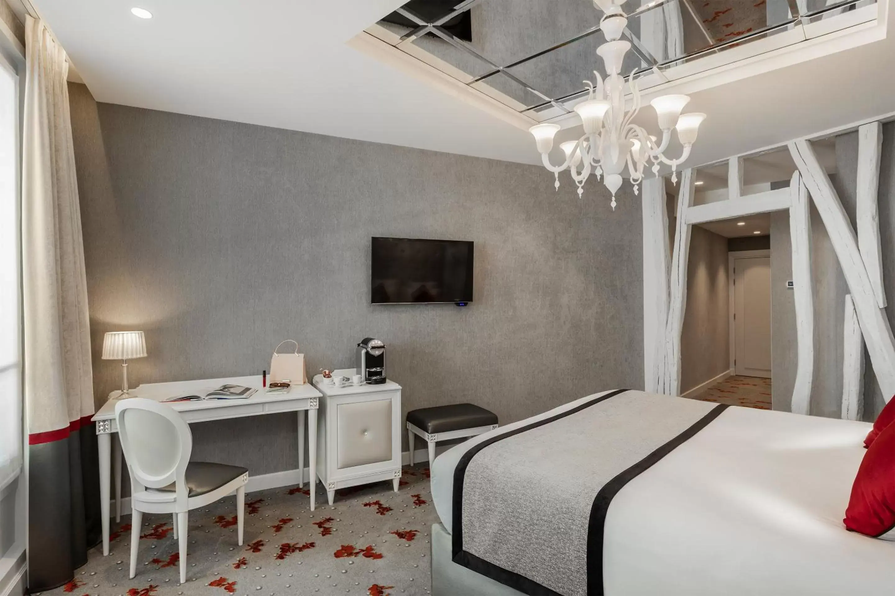Bedroom, TV/Entertainment Center in Maison Albar Hotels Le Diamond