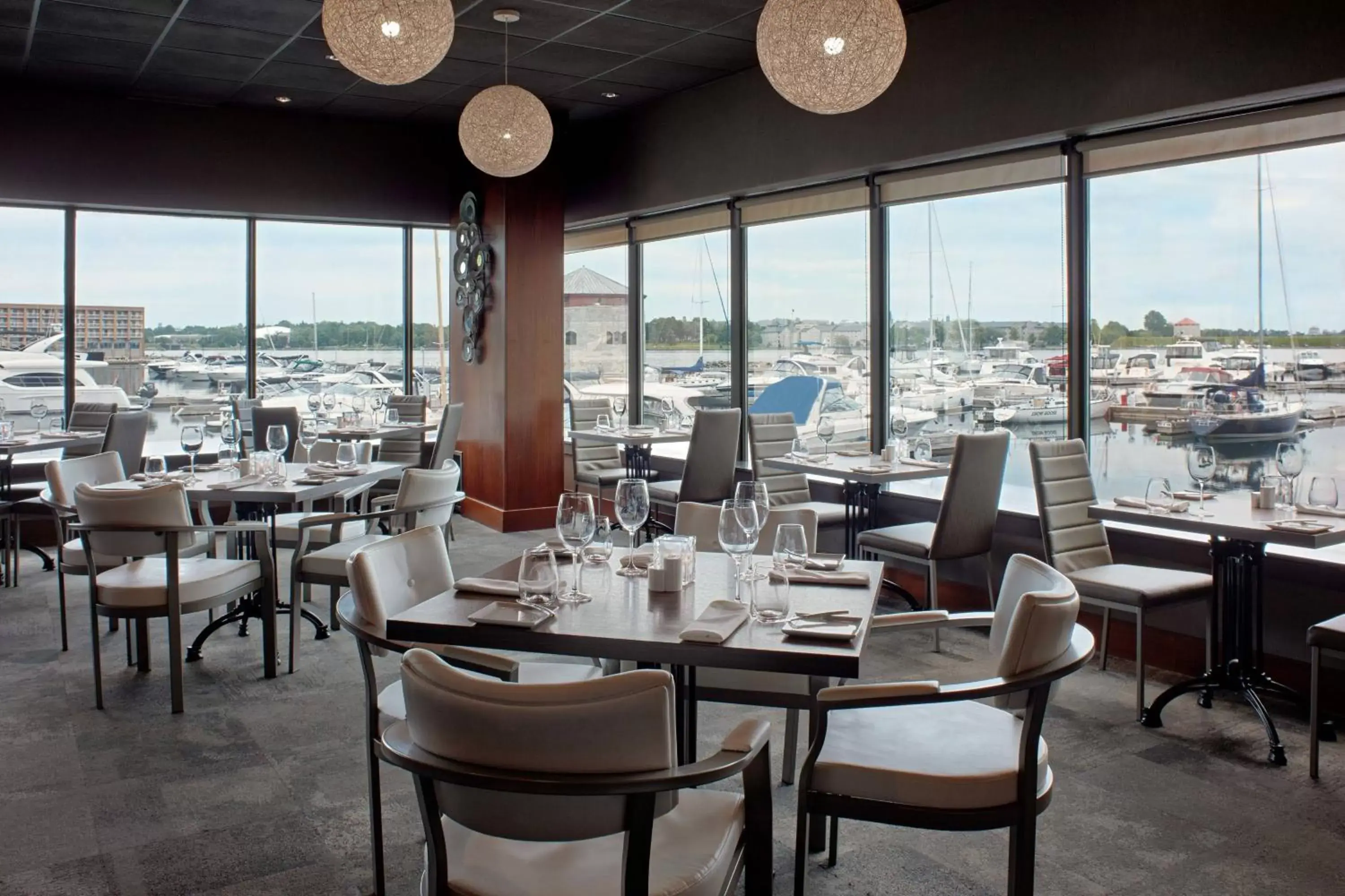 Lounge or bar, Restaurant/Places to Eat in Delta Hotels by Marriott Kingston Waterfront