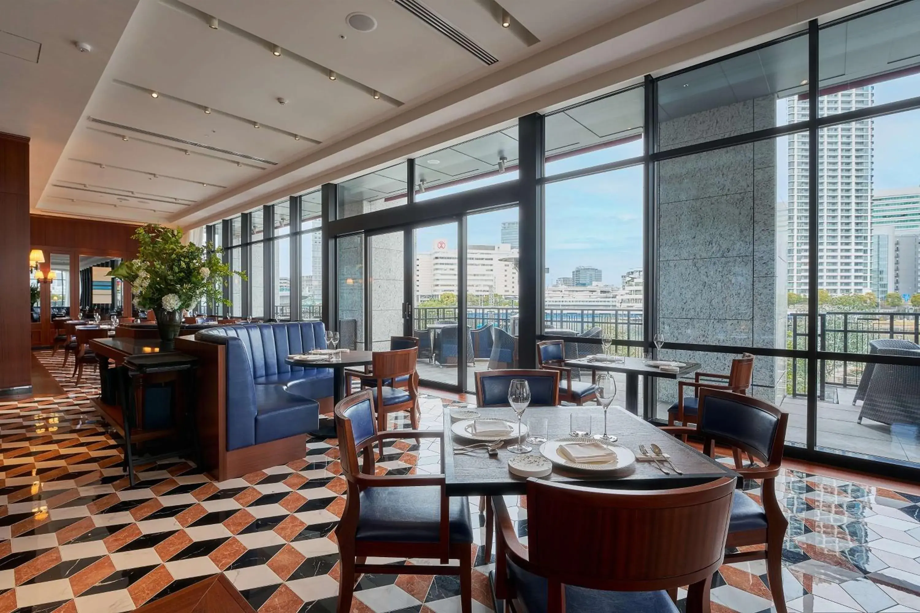 Dining area, Restaurant/Places to Eat in Hilton Yokohama