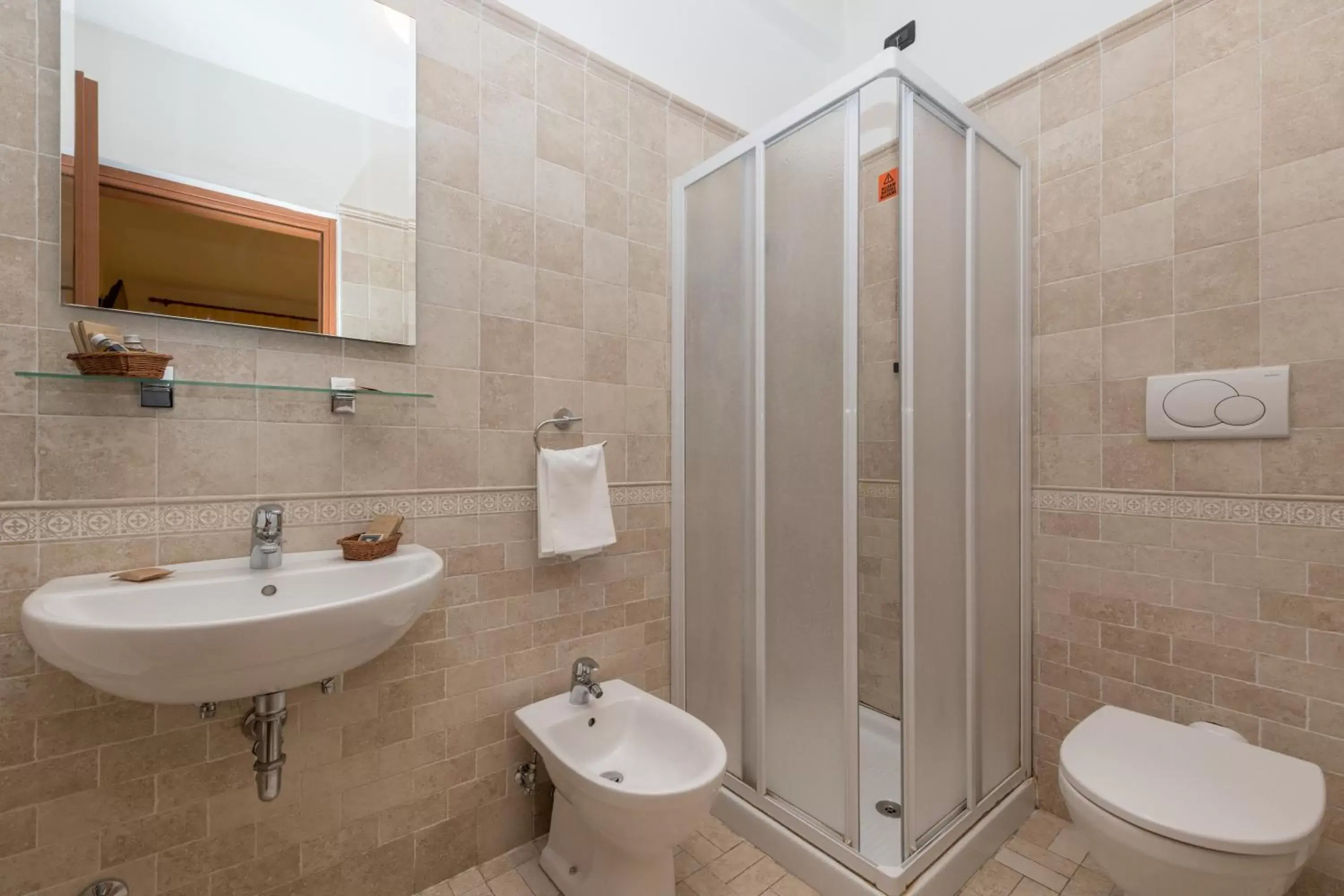 Shower, Bathroom in Hotel Casa Del Pellegrino