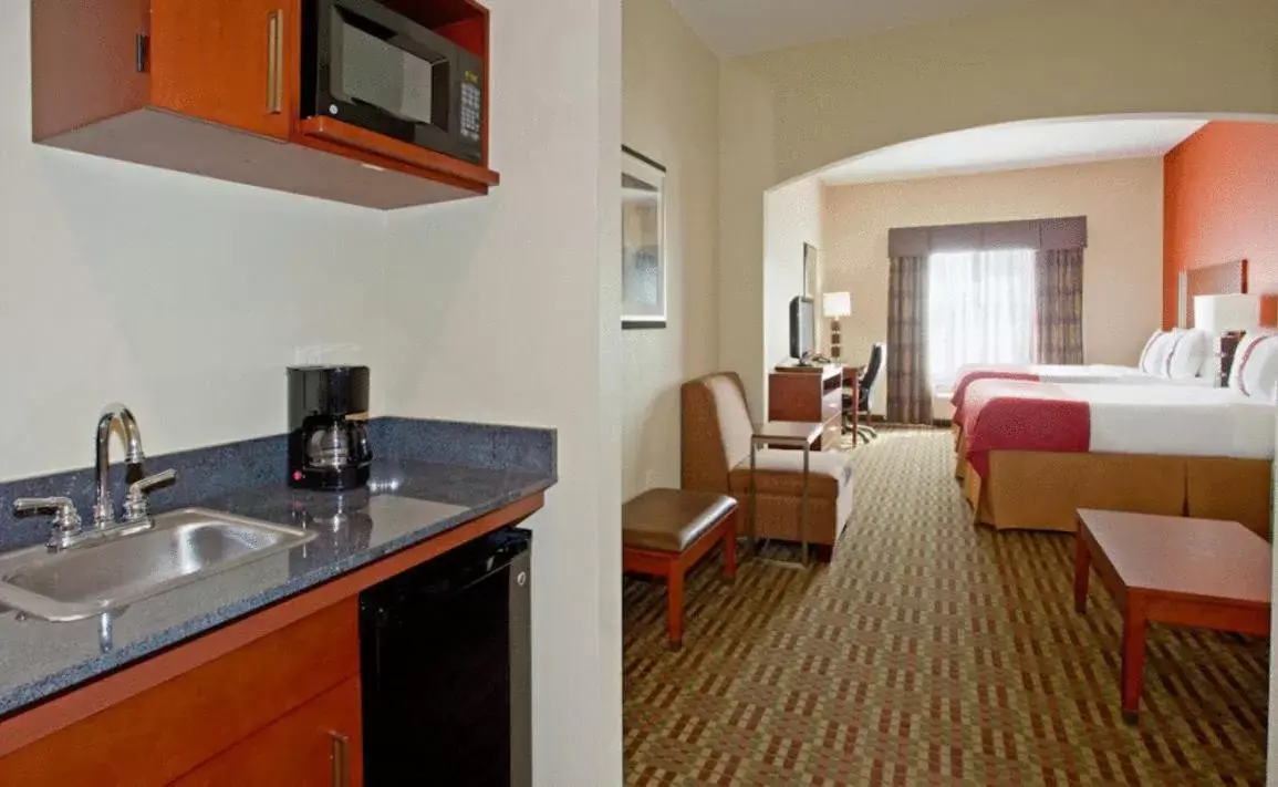 Photo of the whole room, Kitchen/Kitchenette in Holiday Inn Austin North, an IHG Hotel