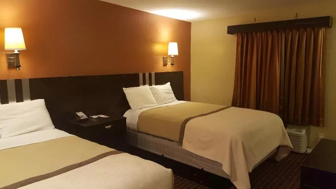 Bedroom, Bed in Americas Best Value Inn Caldwell