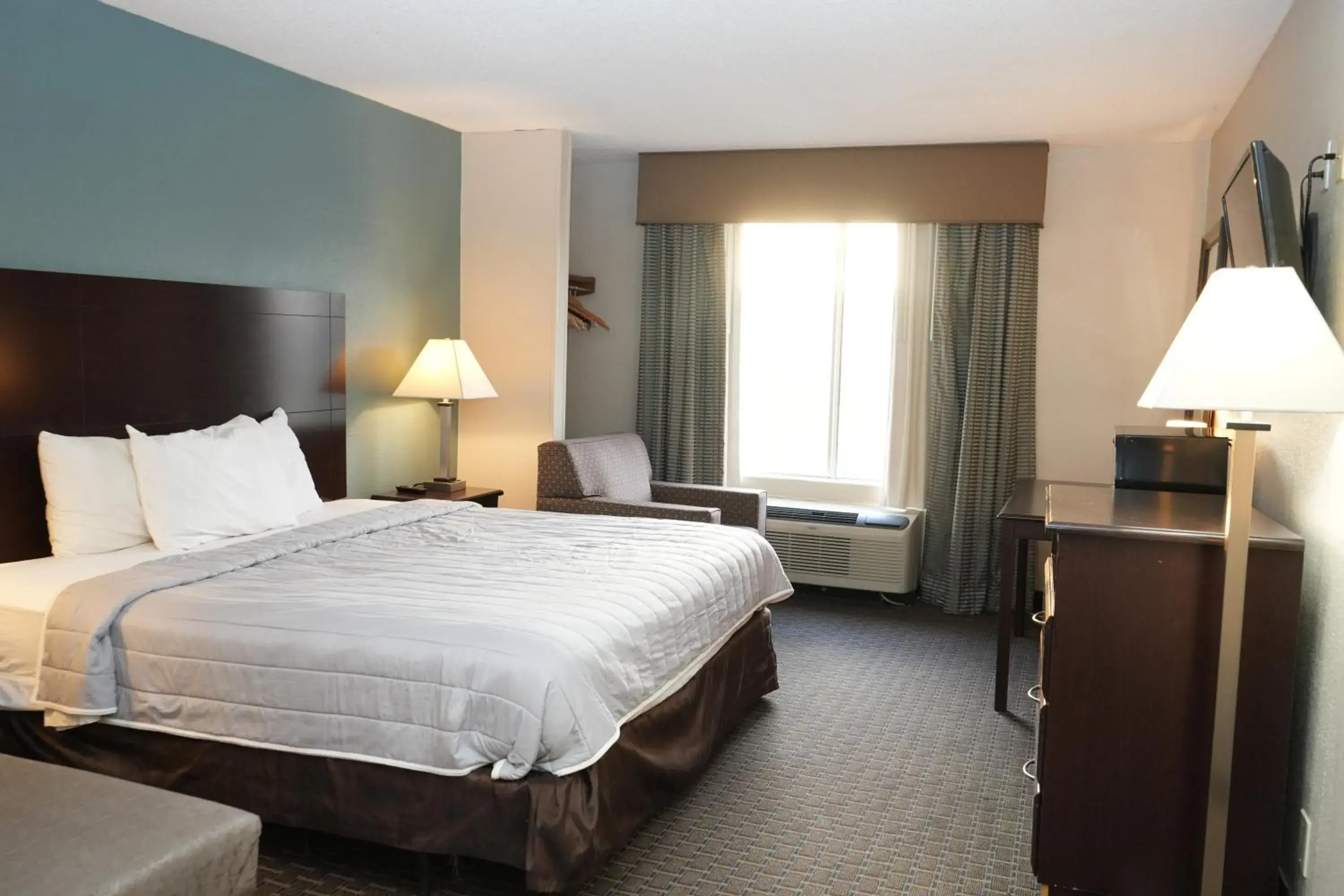 Bedroom, Bed in Copley Inn & Suites, Copley - Akron
