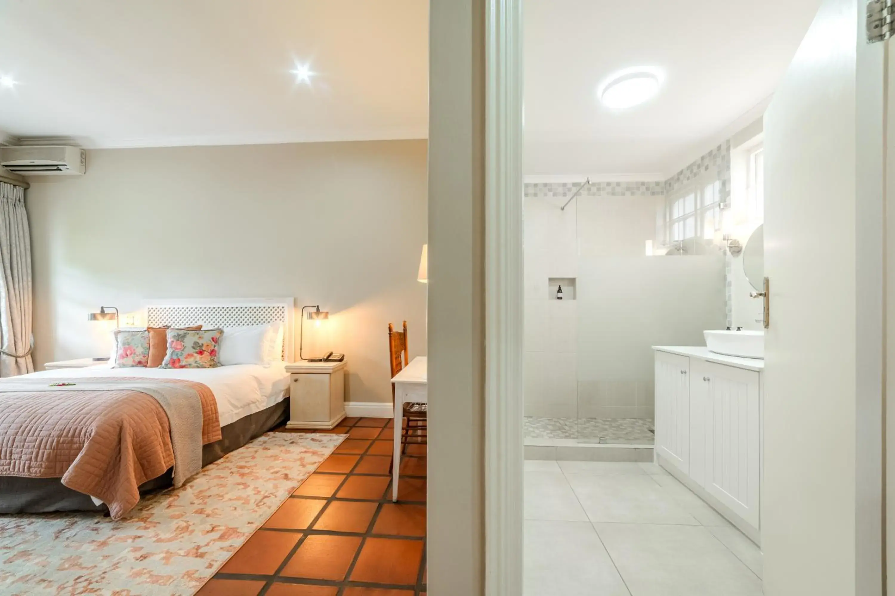 Bathroom, Bed in Eikendal Lodge
