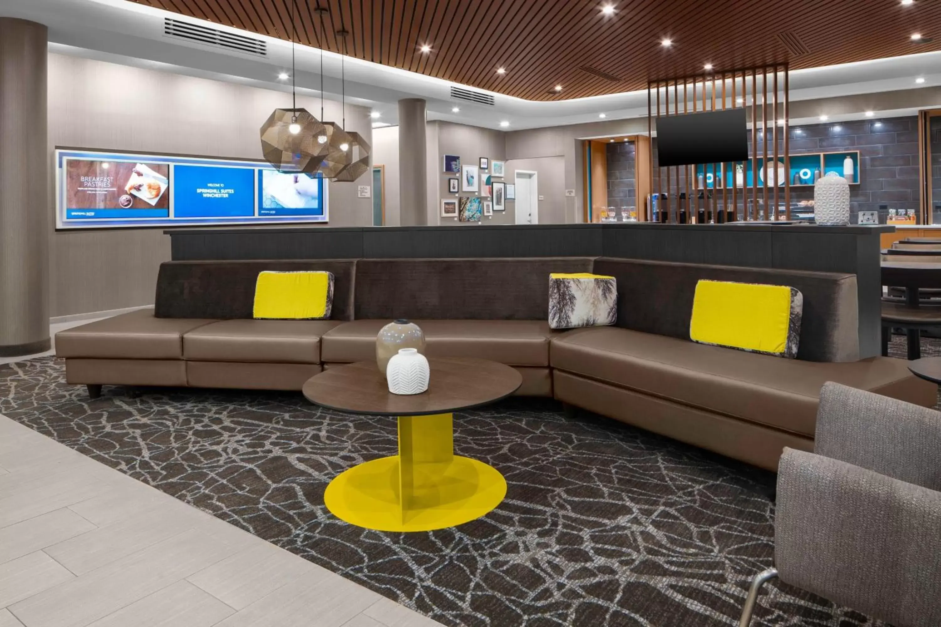 Lobby or reception, Lounge/Bar in SpringHill Suites Winchester