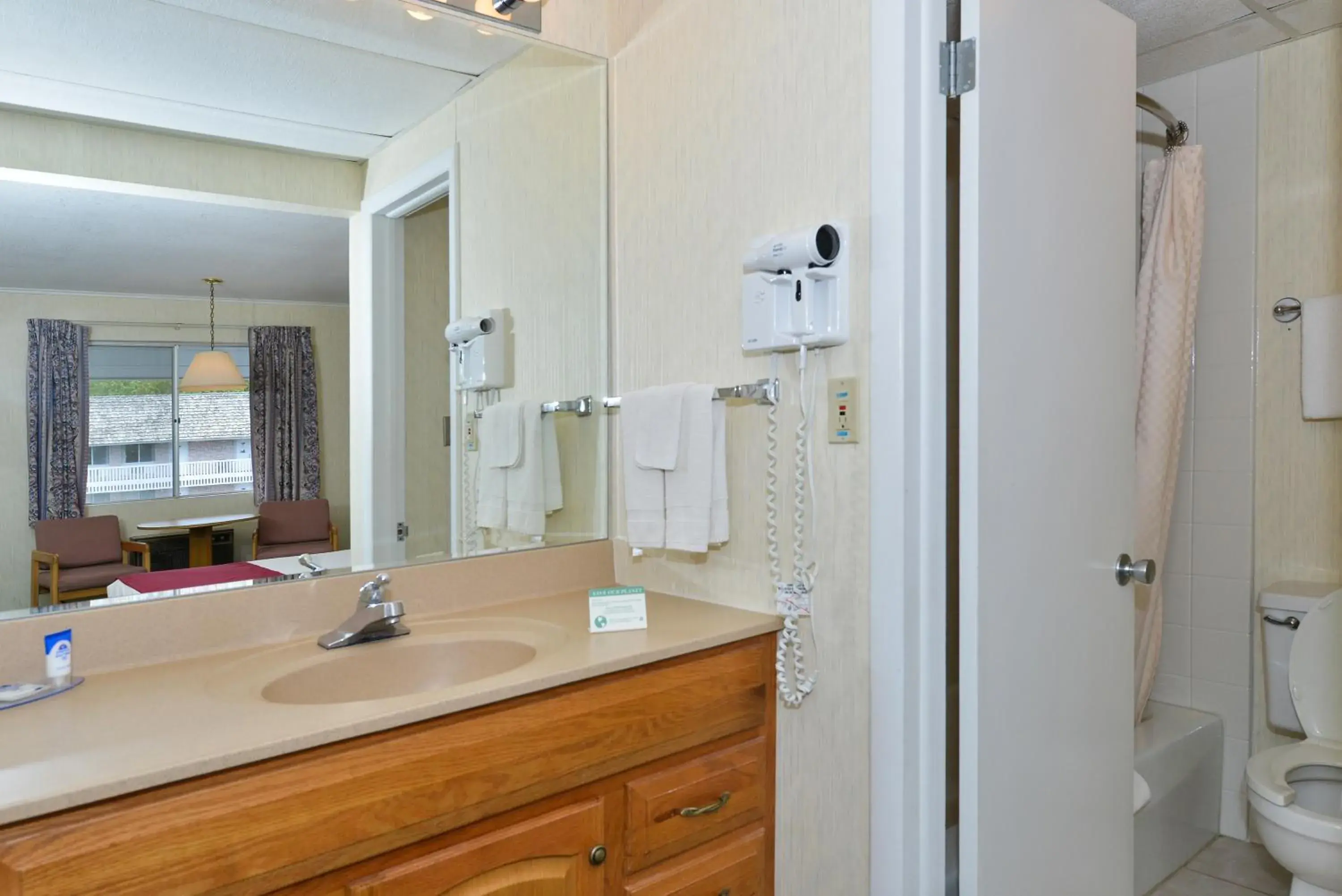 Queen Room - Non-Smoking/Pet Friendly in Americas Best Value Inn Mackinaw City