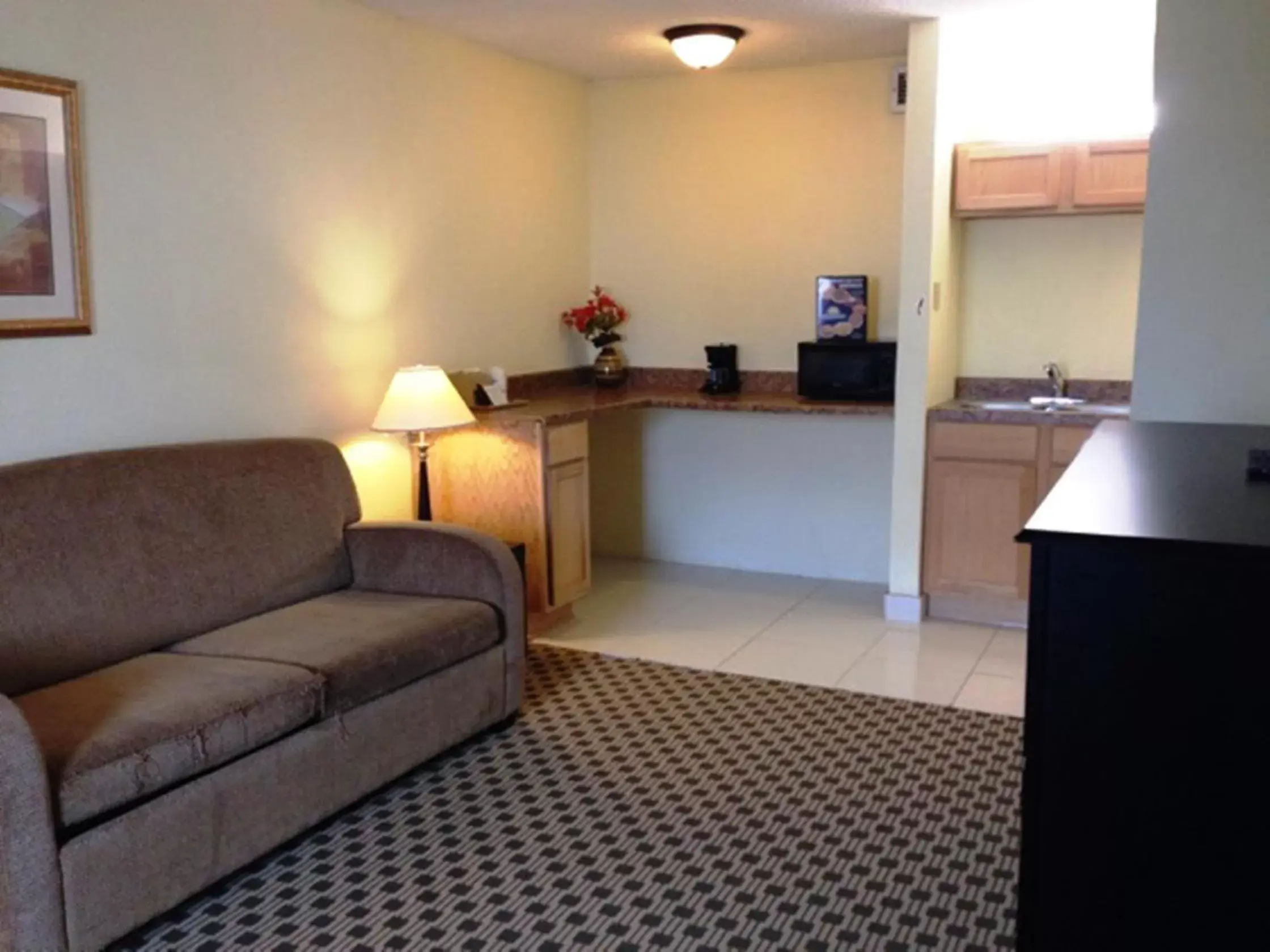 Living room, Kitchen/Kitchenette in Days Inn by Wyndham Irving Grapevine DFW Airport North