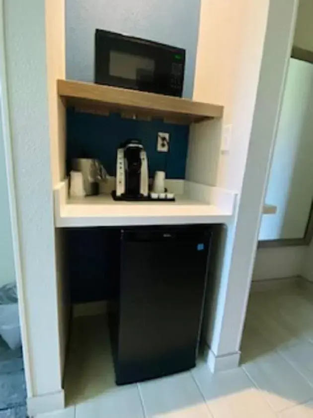 King Suite with Ocean View - Hearing Accessible/Non-Smoking in Holiday Inn Express - Gulfport Beach, an IHG Hotel King Suite with Ocean View - Hearing Accessible/Non-Smoking in Holiday Inn Express - Gulfport Beach, an IHG Hotel