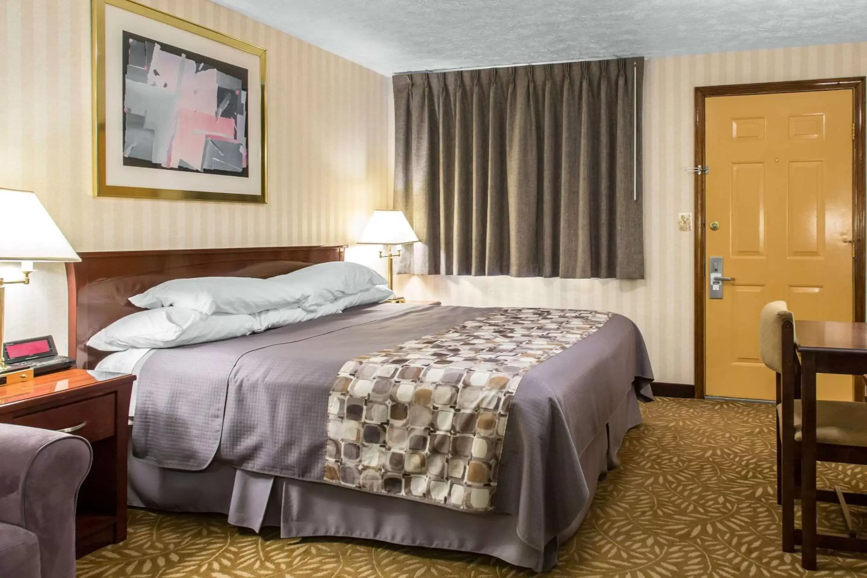 Photo of the whole room, Bed in Rodeway Inn & Suites Branford - Guilford