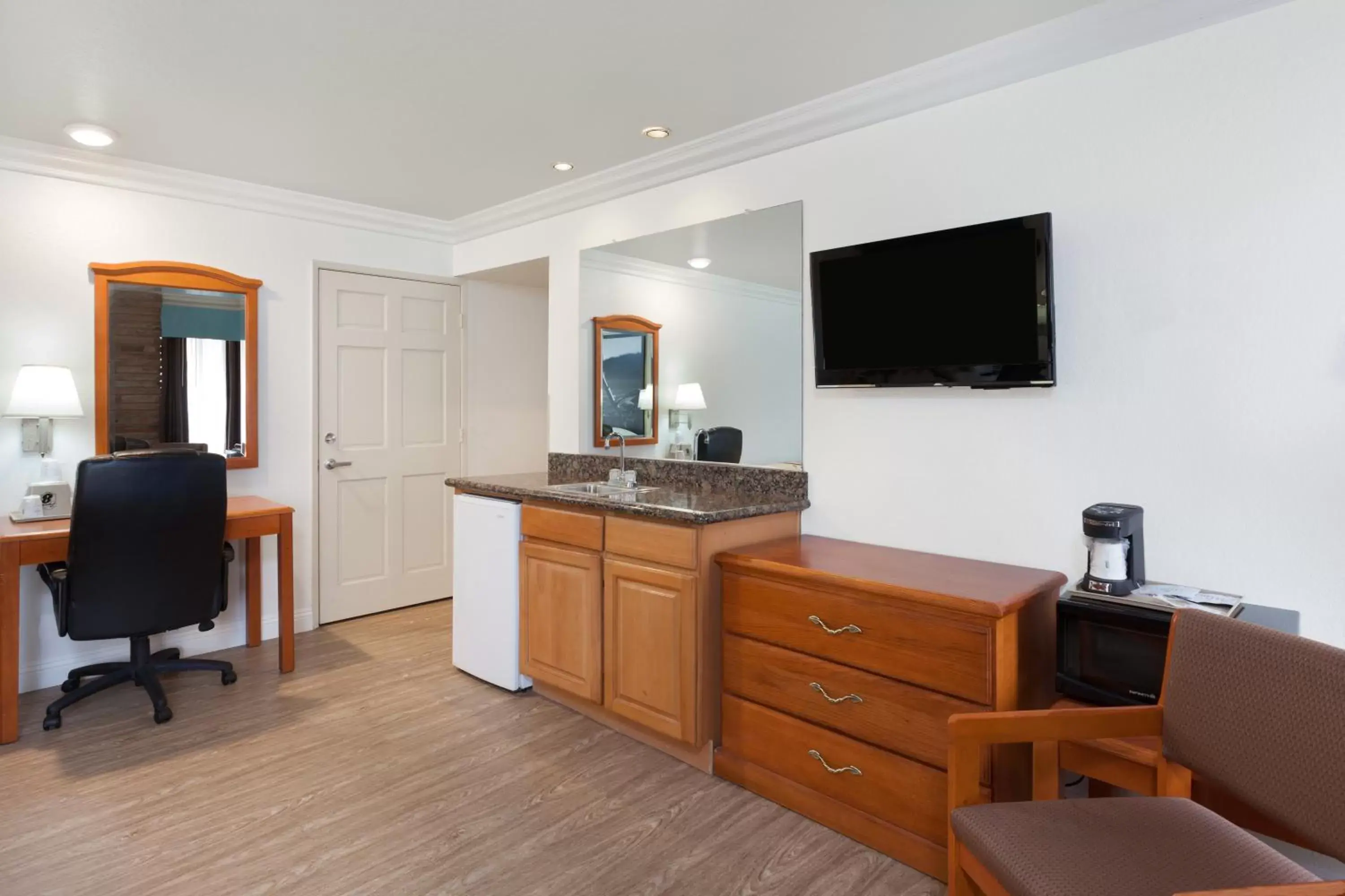 TV and multimedia, TV/Entertainment Center in Super 8 by Wyndham Santa Clarita/Valencia