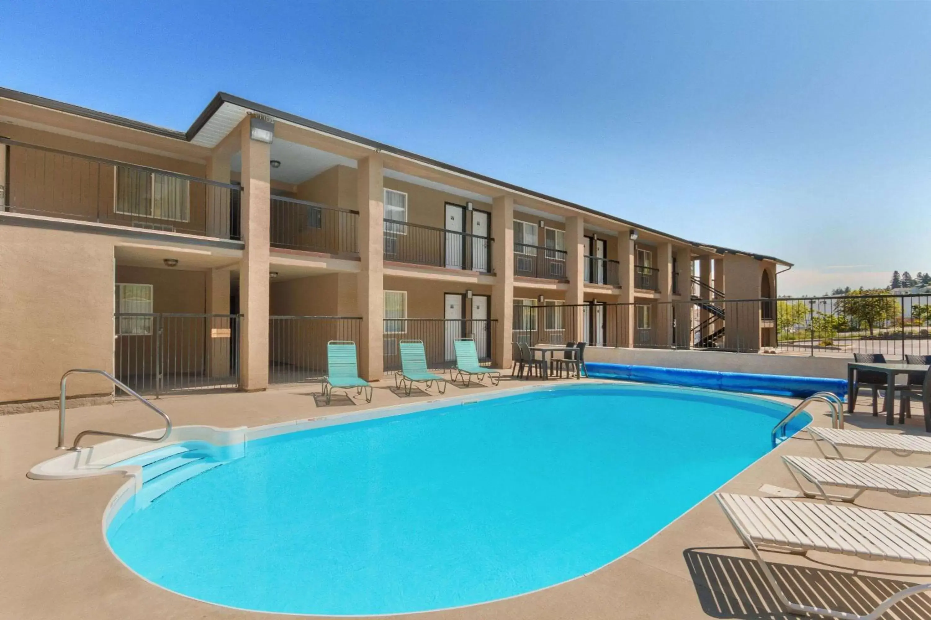 Pool view, Swimming Pool in Travelodge by Wyndham Kamloops Mountview