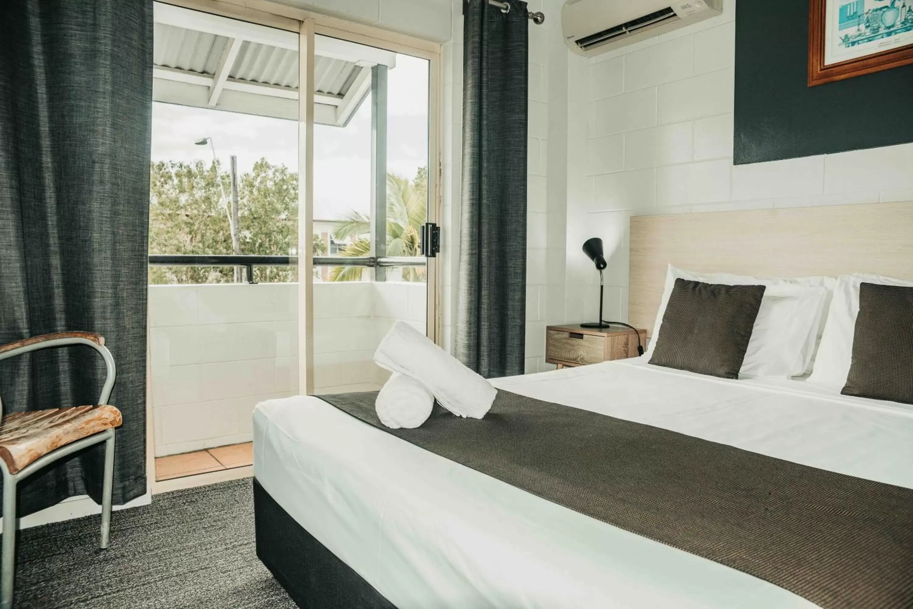 Bedroom, Bed in Cairns Queens Court