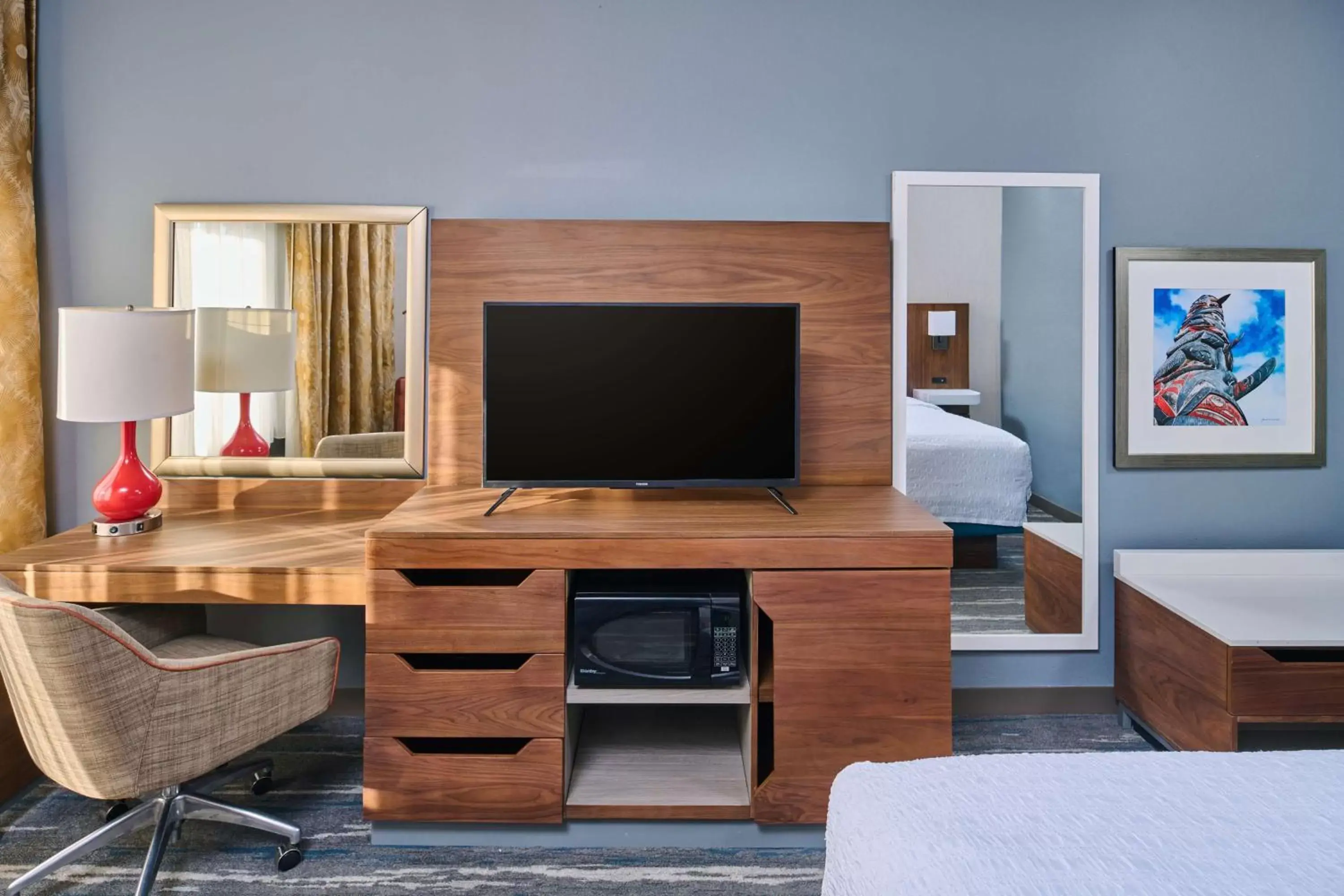 Bedroom, TV/Entertainment Center in Hampton Inn By Hilton Anchorage