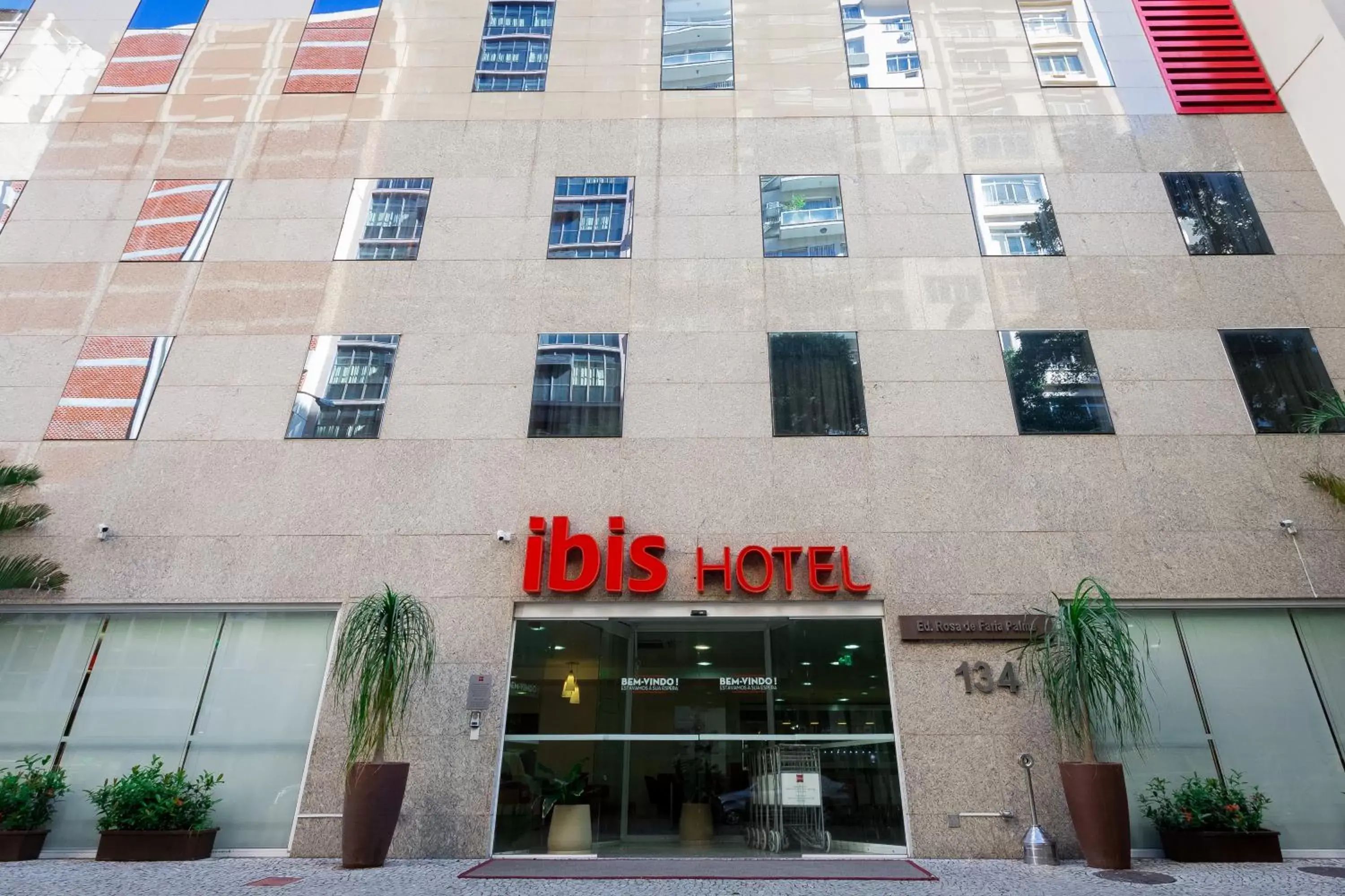 Facade/entrance in ibis Copacabana Posto 2