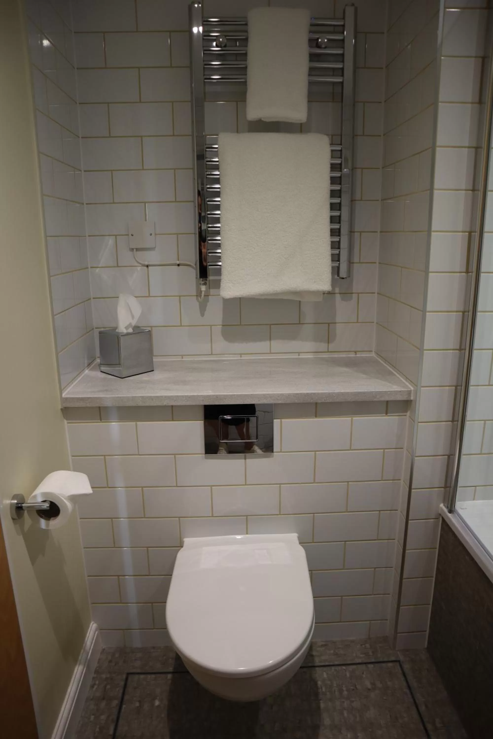 Bathroom in Hellidon Lakes Hotel