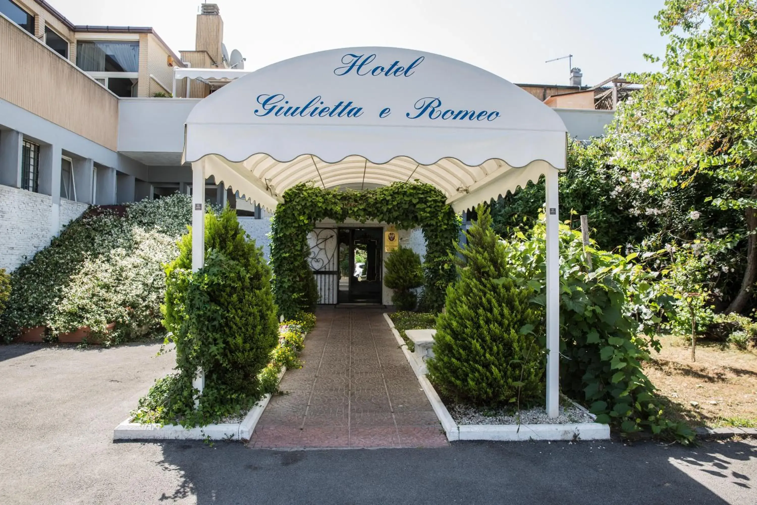 Facade/entrance, Property Building in Hotel Giulietta e Romeo