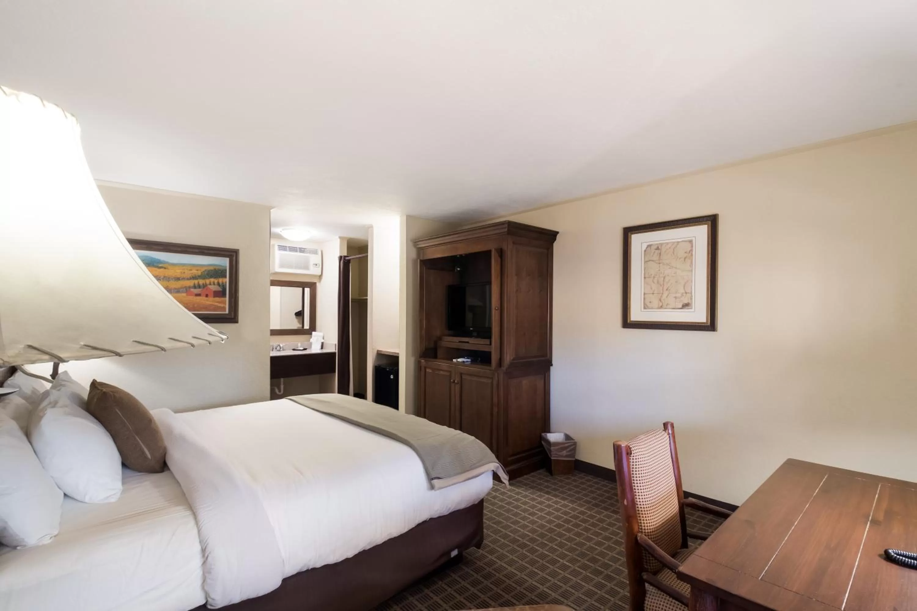 Bedroom, Bed in The Inn at Tomichi Village