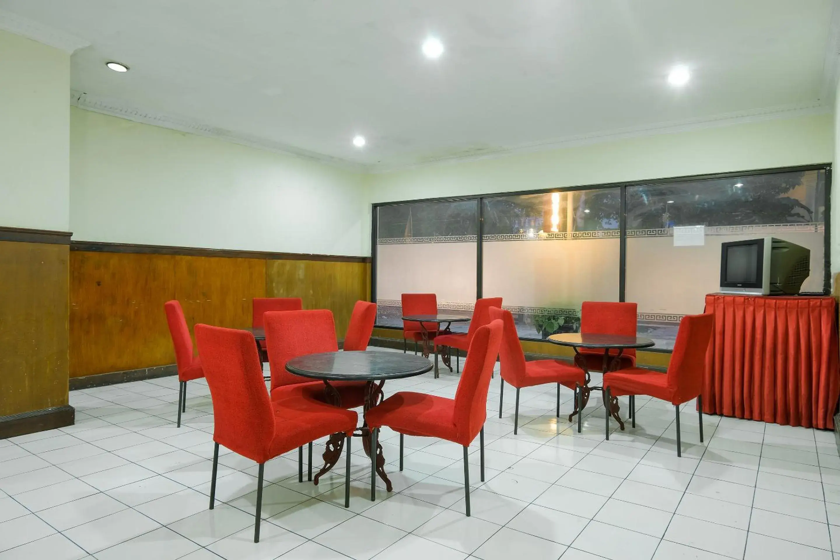 Communal lounge/ TV room in RedDoorz @ Hotel Citra Indah