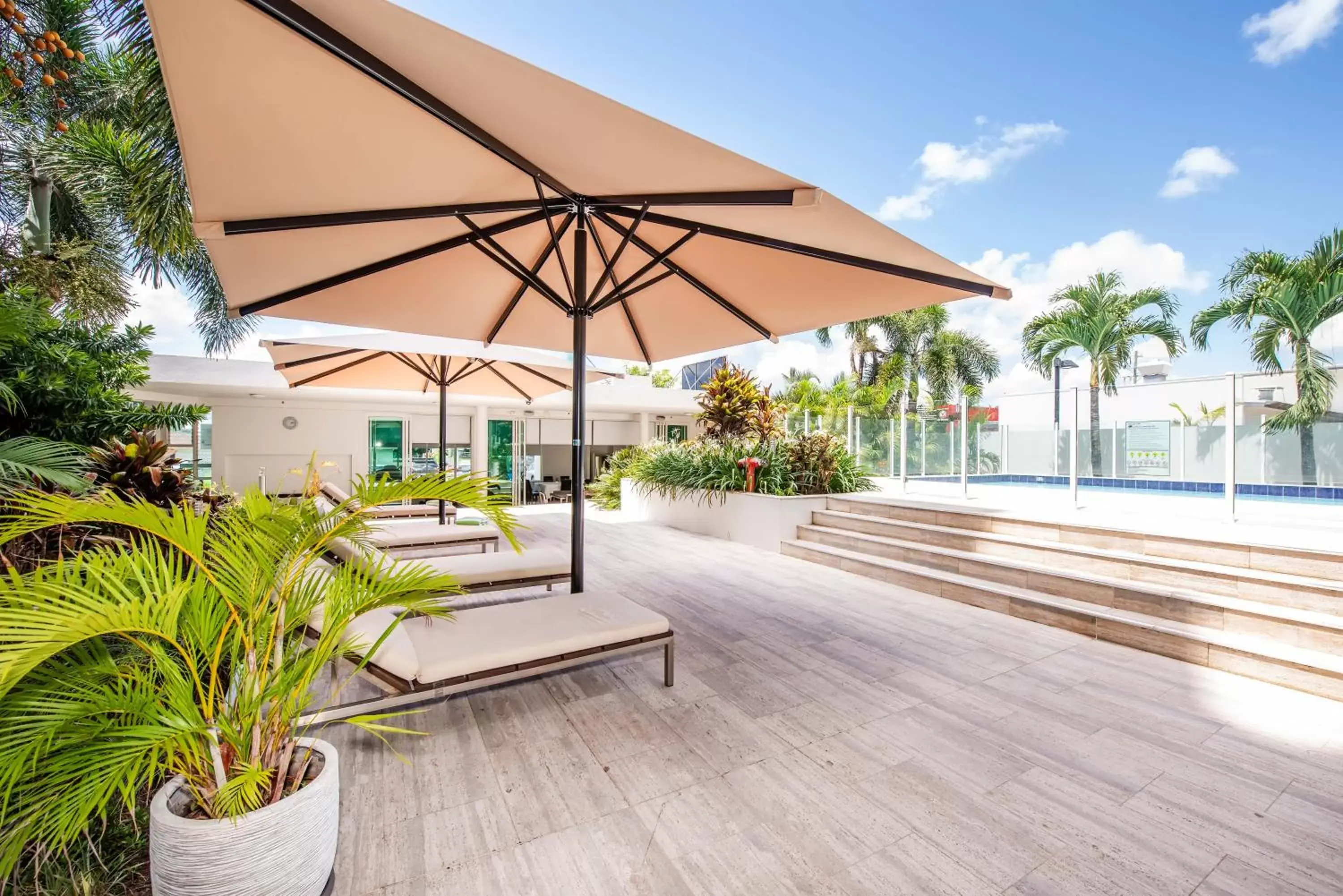 Swimming Pool in Lanai Riverside Apartments