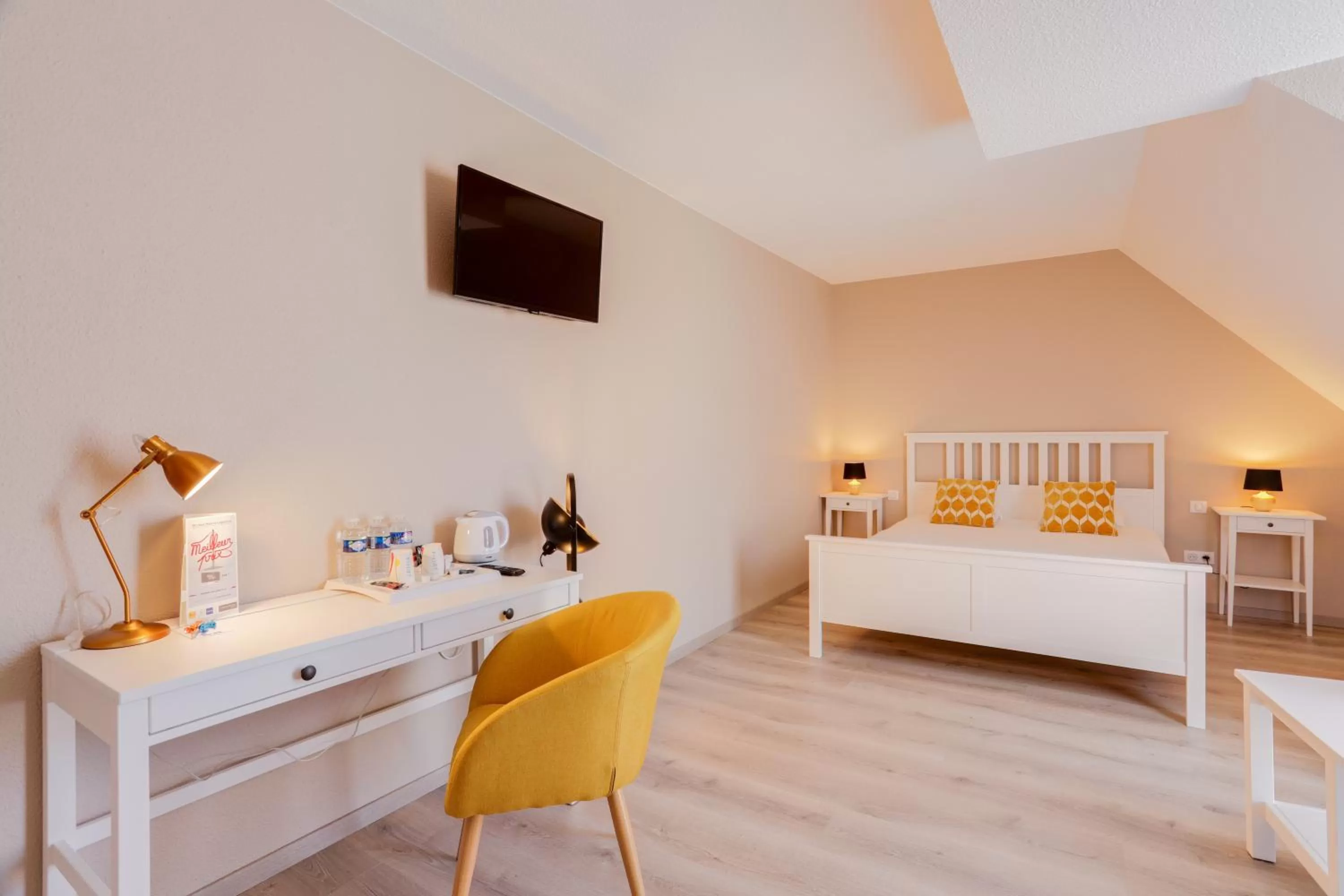 Photo of the whole room in La Maison Hôtel Mulhouse Centre