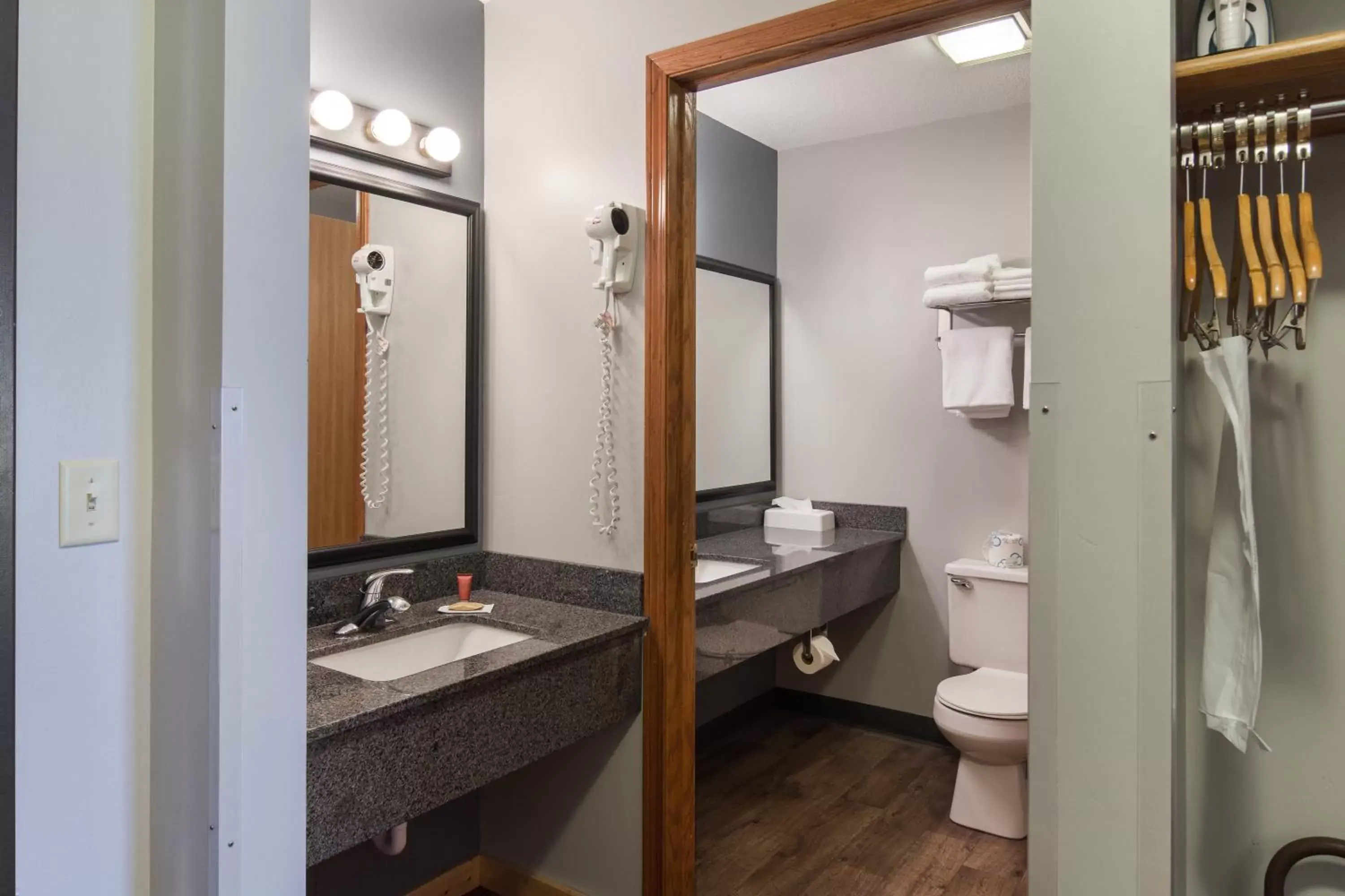 Toilet, Bathroom in Boarders Inn & Suites by Cobblestone Hotels - Superior/Duluth