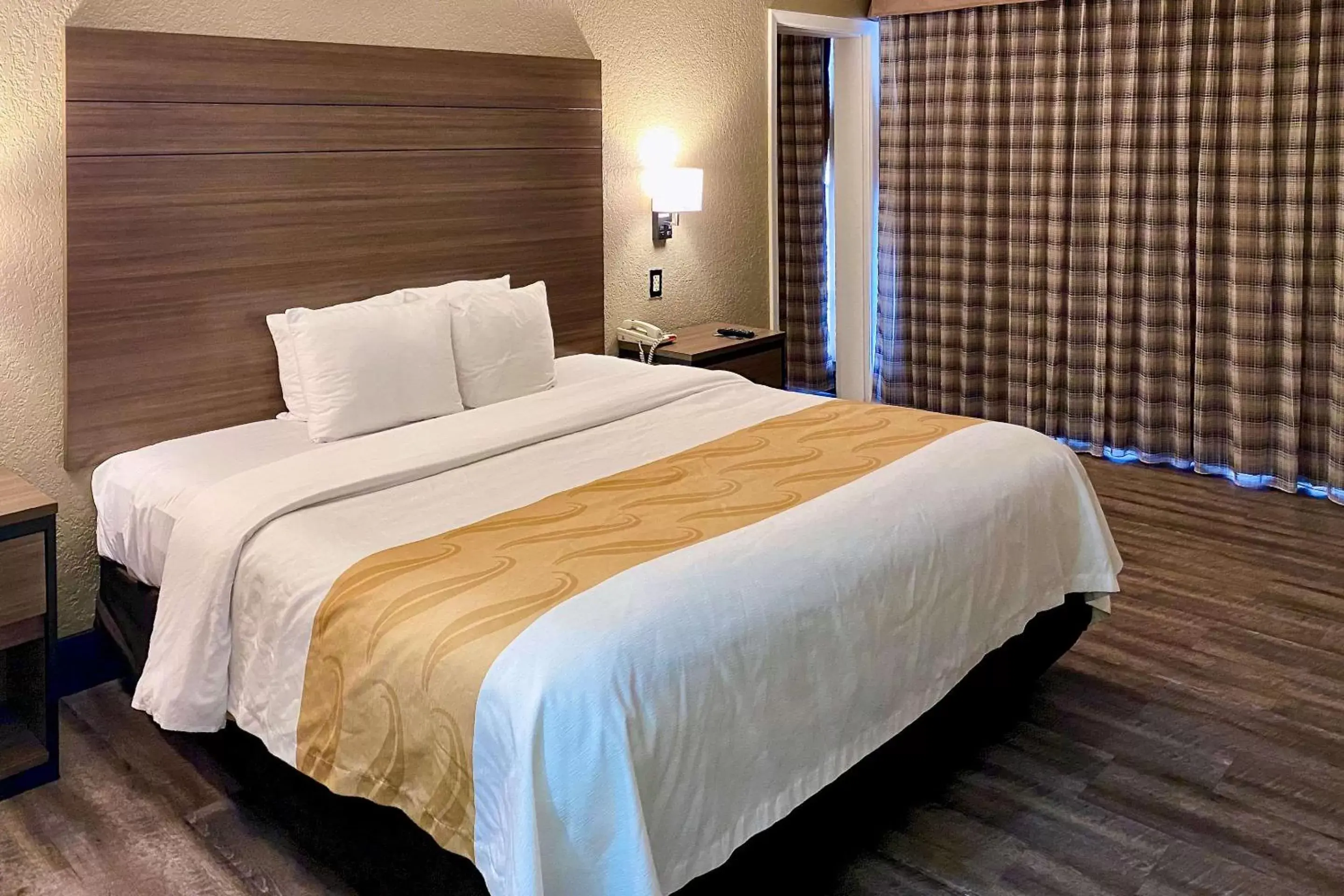 Bedroom, Bed in Quality Inn & Suites Airport