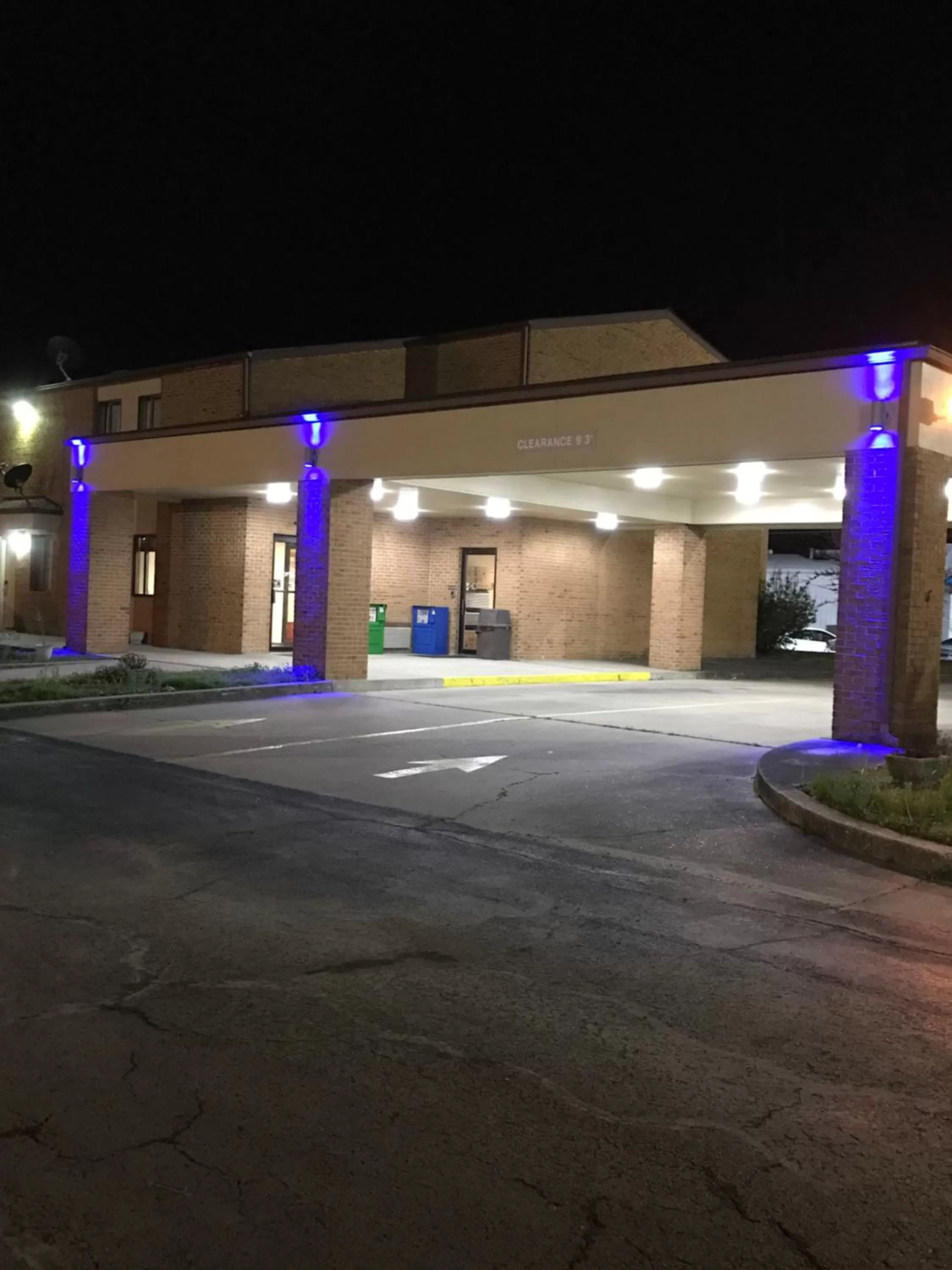 Property building in Dexter Inn