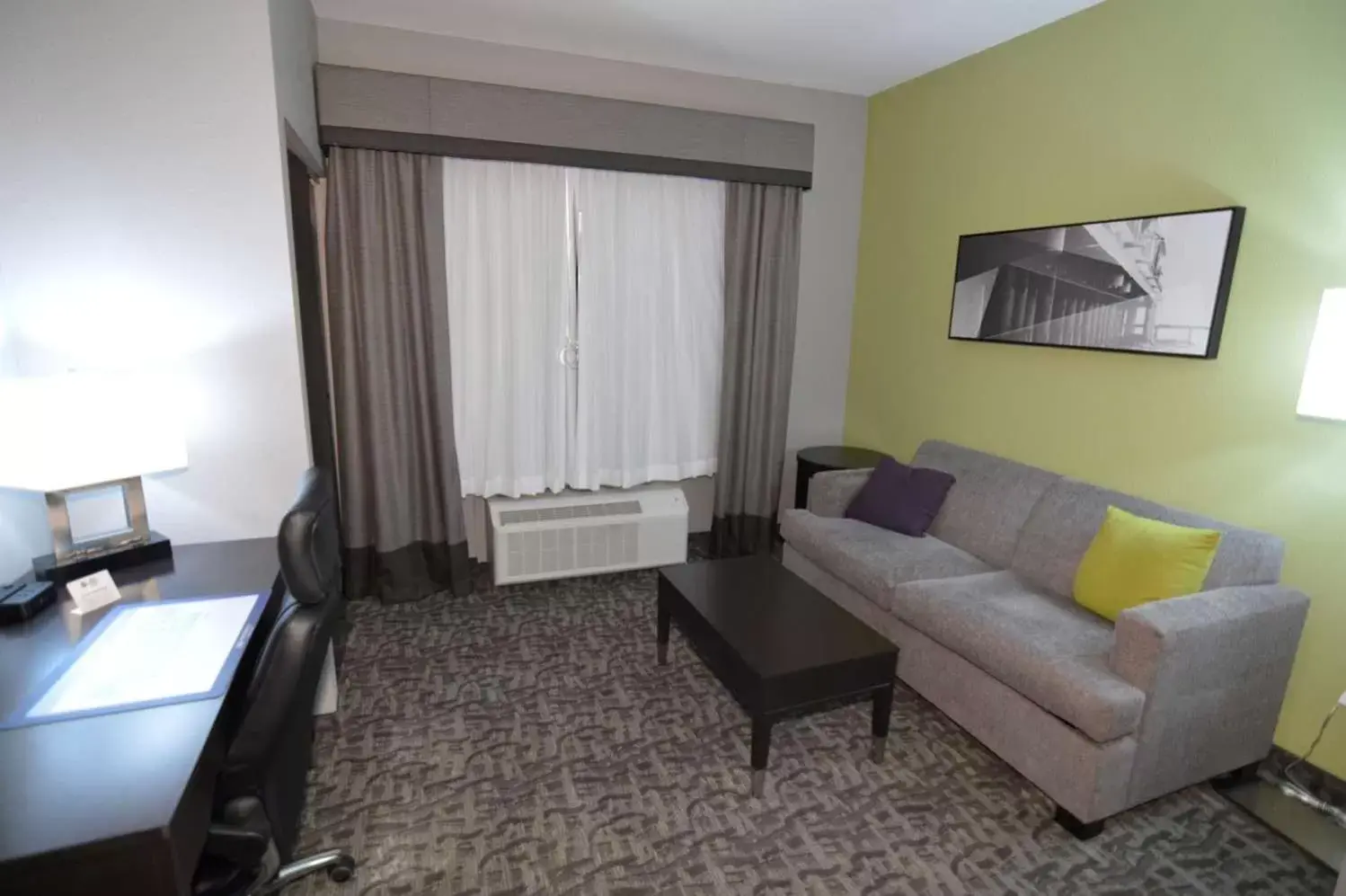 Living room, Seating Area in Best Western Plus Bay City Inn & Suites