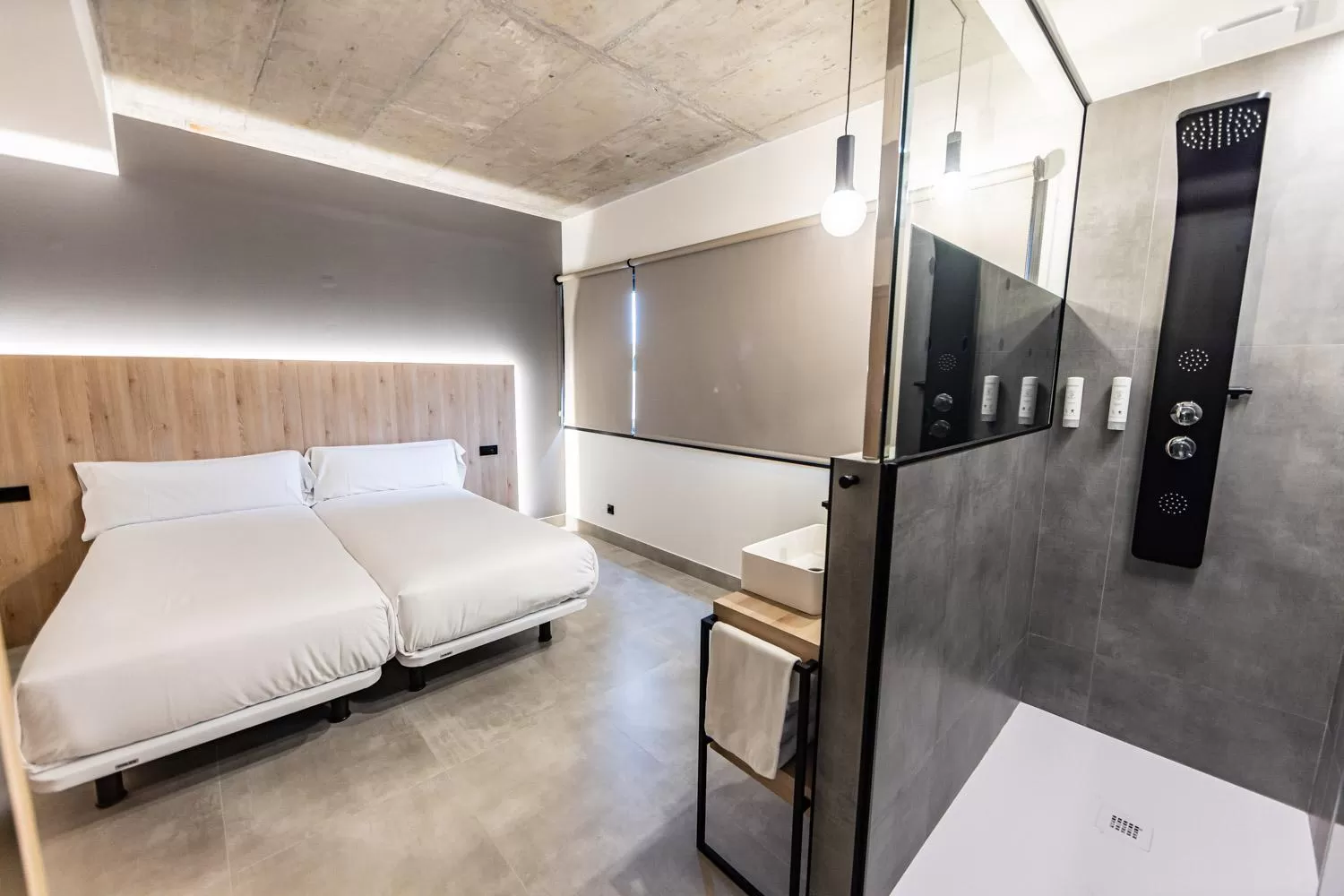 Shower, Bed in Hospedium Hotel Devalar Do Mar