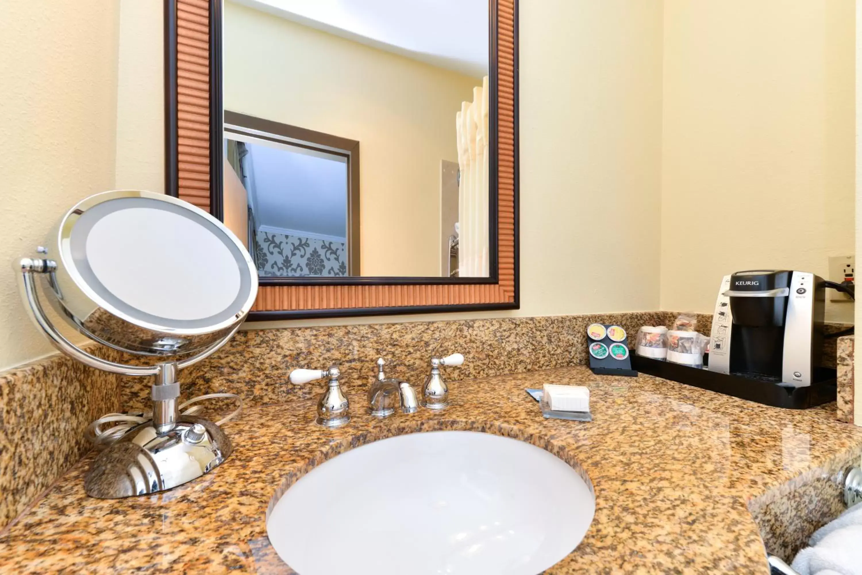 Bathroom in St Charles Inn, Superior Hotel