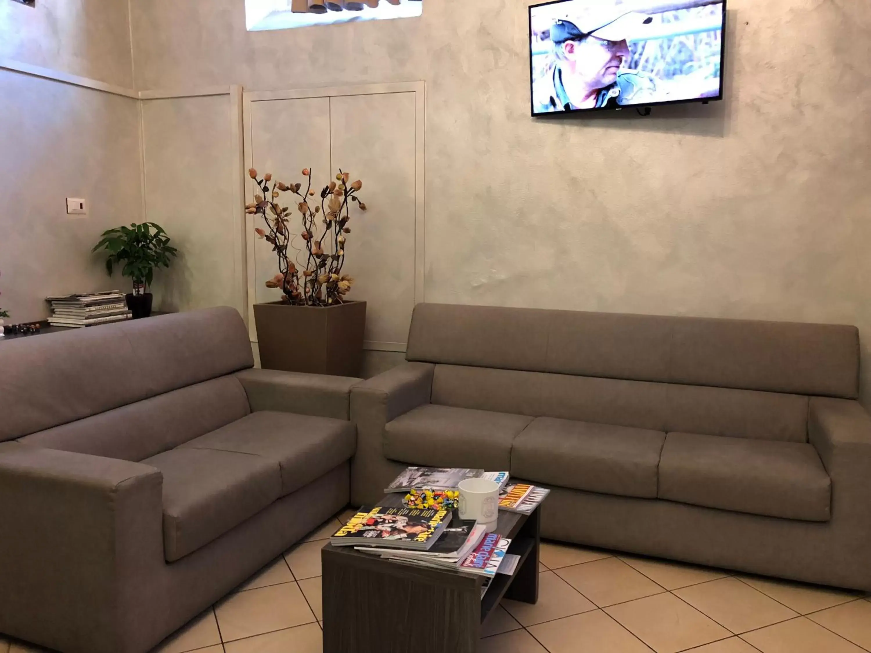 Communal lounge/ TV room, Seating Area in Hotel Brenta Milano