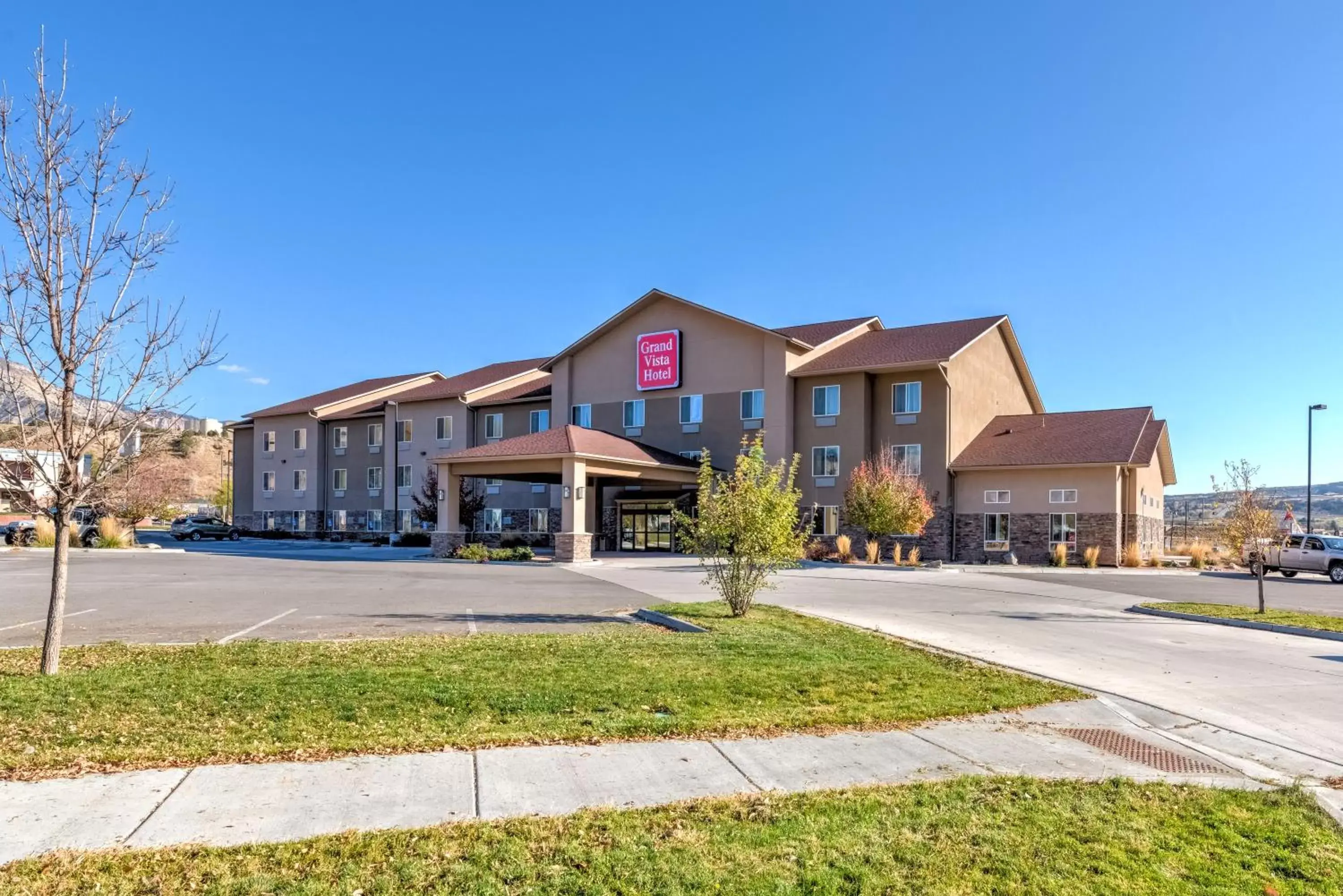 Facade/entrance in Grand Vista Hotel Parachute Facade/entrance in Grand Vista Hotel Parachute