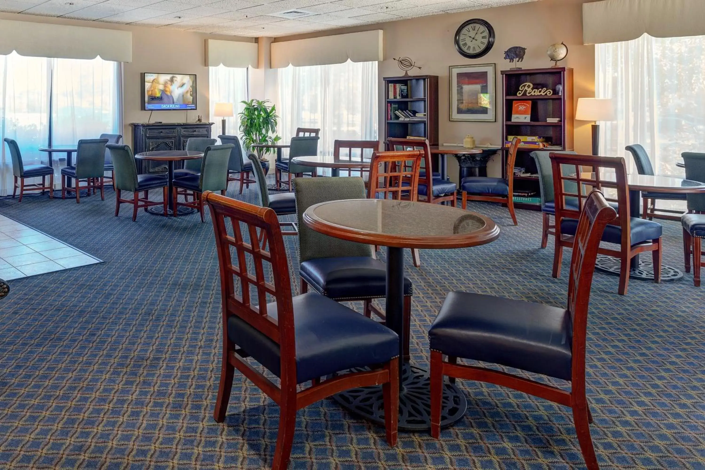 Lobby or reception, Restaurant/Places to Eat in Howard Johnson by Wyndham Amherst Hadley